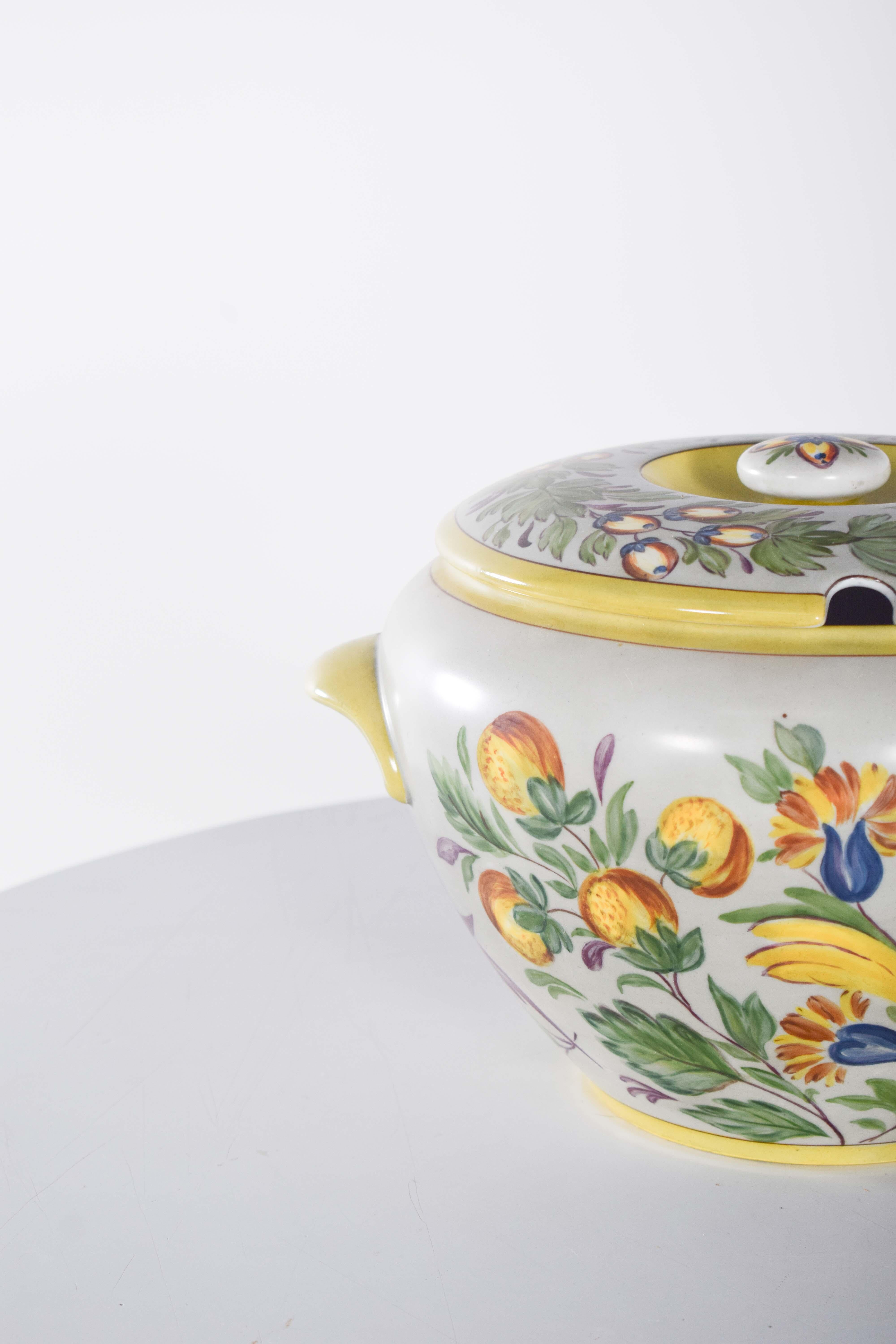 Sopera redonda de loza Royal Copenhagen Moderno de mediados de siglo en venta