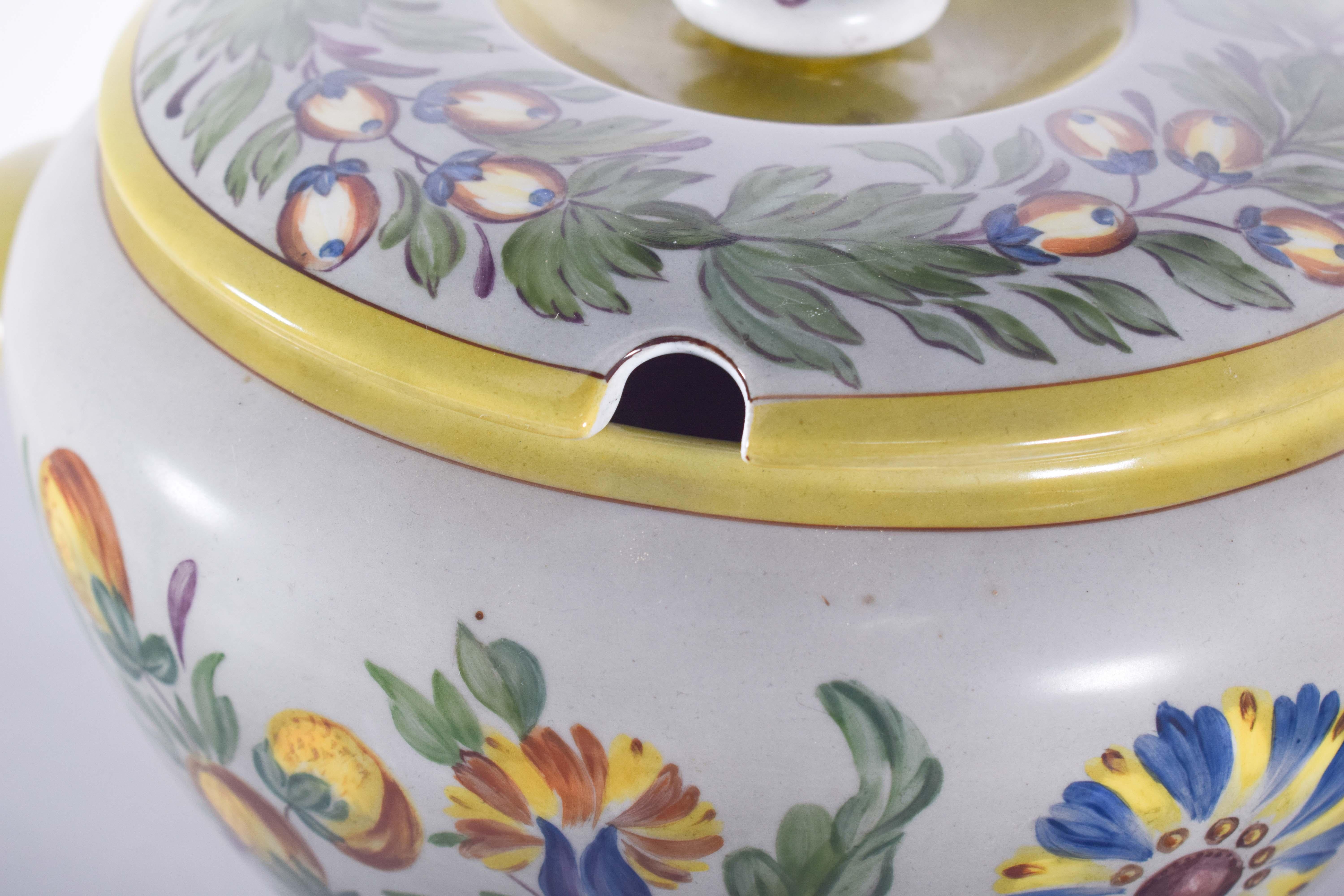 Sopera redonda de loza Royal Copenhagen siglo XX en venta