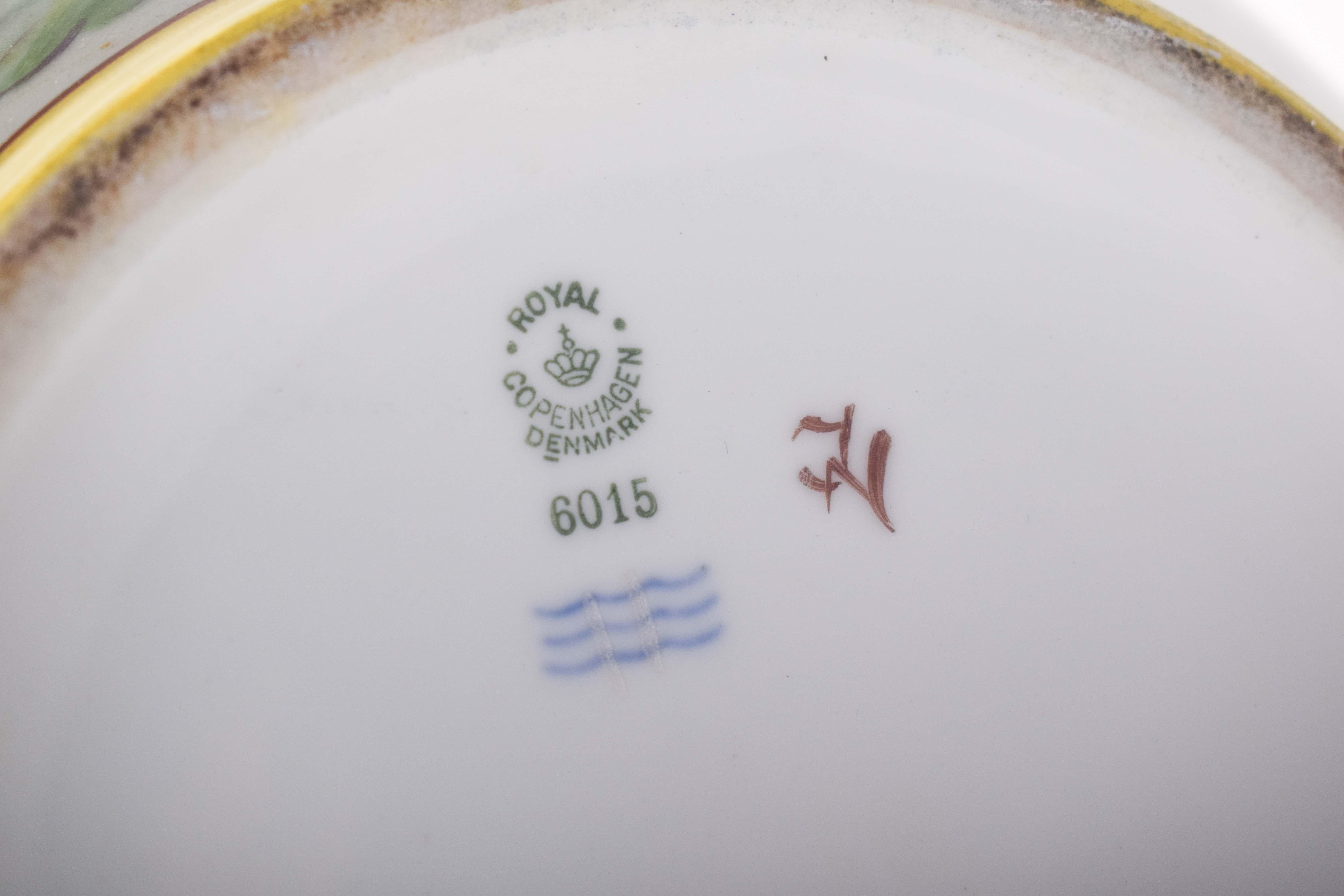 Sopera redonda de loza Royal Copenhagen en venta 1