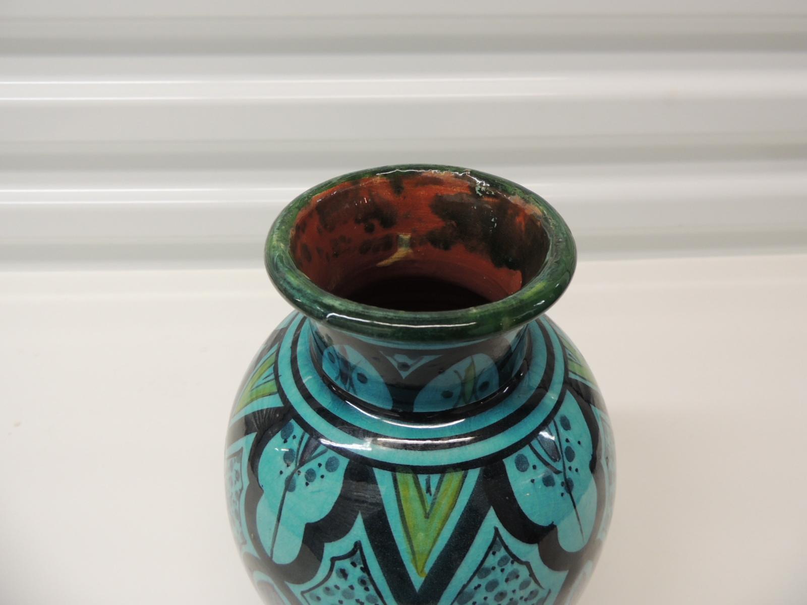 Runde türkisfarbene und schwarze Terrakotta-Vase mit marokkanischer Dekoration.
Größe: 6