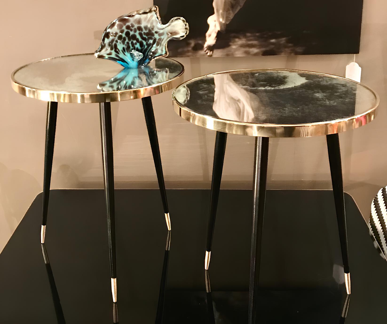 Runder Twist-Tisch, gealterte Spiegelplatte und Messingdetails, handgefertigt, Größe M (Moderne) im Angebot