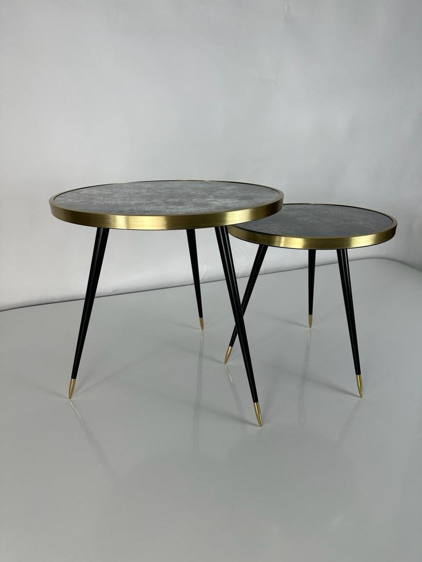 Runder Twist-Tisch, gealterte Spiegelplatte und Messingdetails, handgefertigt, Größe M (Spanisch) im Angebot