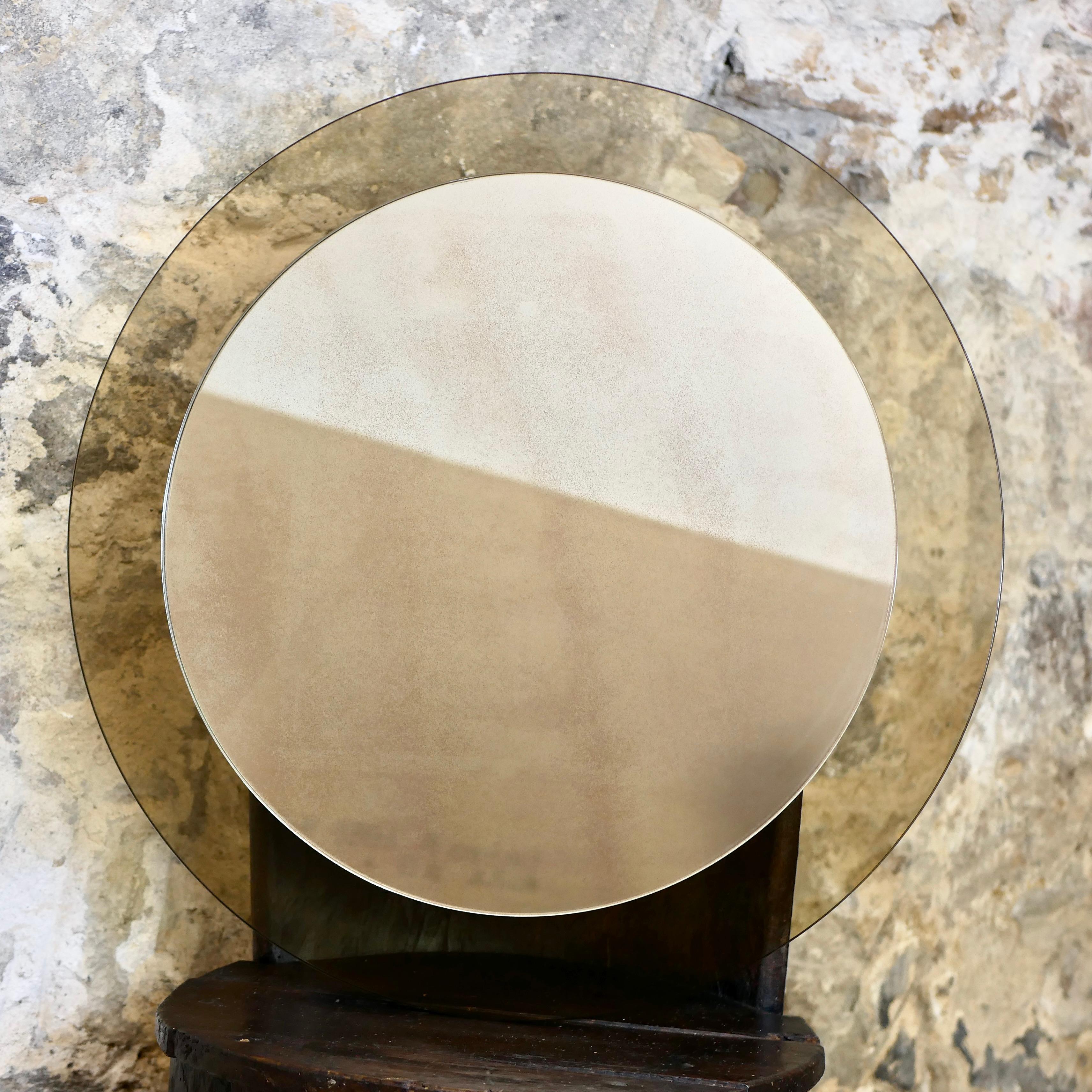 Magnifique miroir italien de Veca, fabriqué en Italie dans les années 1970.
Miroir à deux couches, de forme ronde, avec verre fumé cuivré sur le fond.
Le miroir présente une magnifique patine mouchetée.
Excellent état.
Dimensions : D64cm