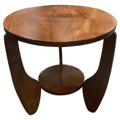 Mesa auxiliar redonda de dos niveles con patas en forma de pala, nogal, Italia, Mediados del siglo XX