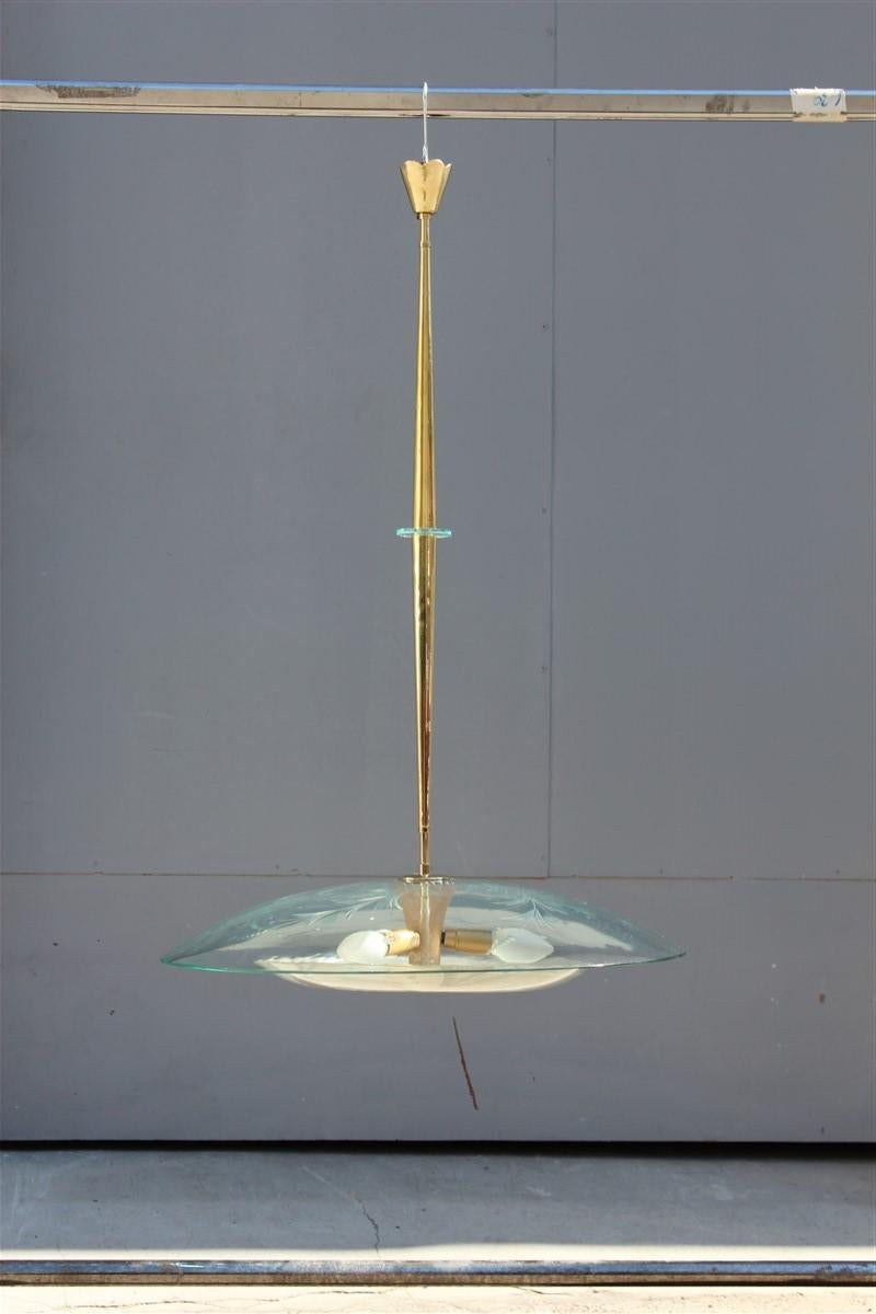 Lustre rond ufo midcentury cristale art design italien verre bombé fleur gravé, pièce laiton.
3 ampoules de 40 watts maximum chacune.