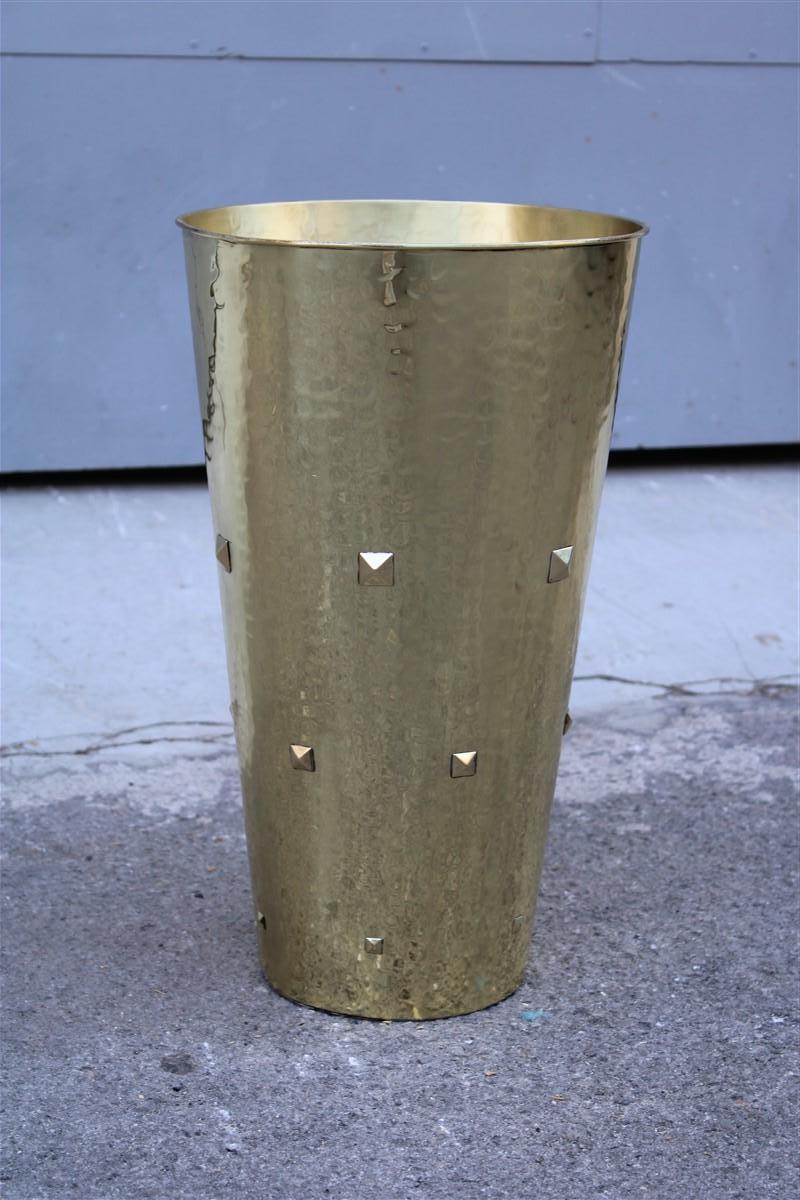 Round umbrella Italian stand from the 1950s in hard brass with studs.