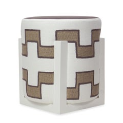 Ottomana rotonda imbottita con base in Wood Wood laccato e lino geometrico Boho