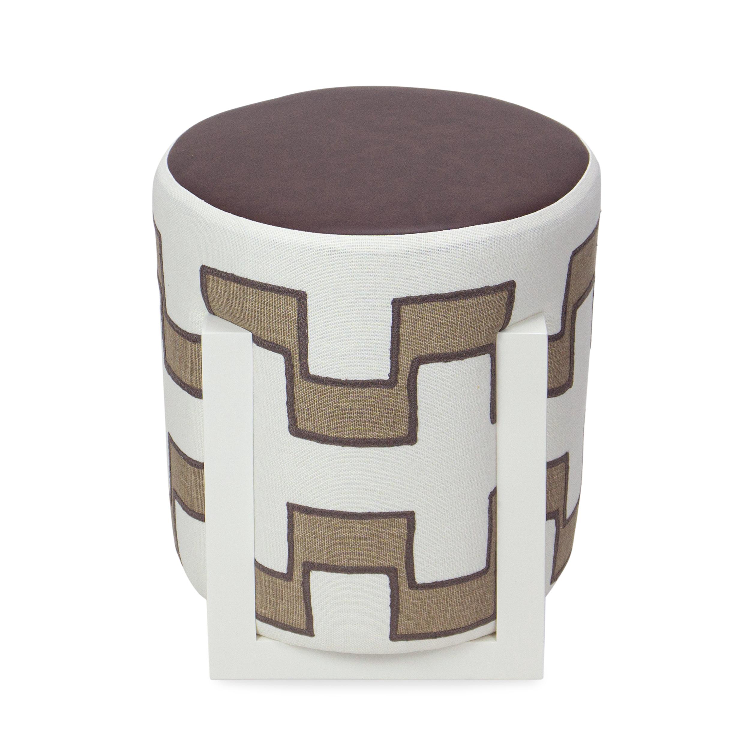 Pouf rond avec base en bois laqué et lin géométrique Boho Neuf - En vente à Greenwich, CT