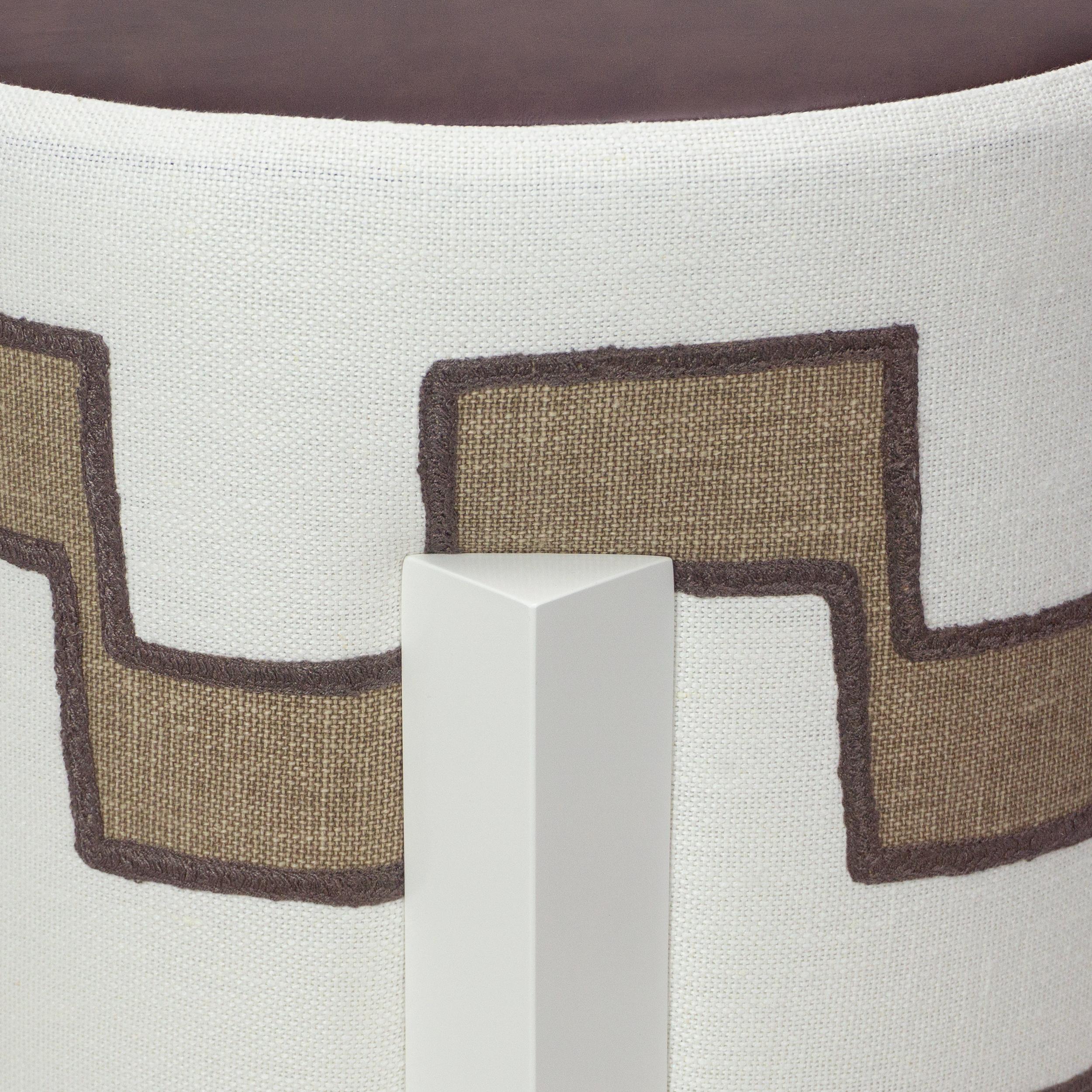 XXIe siècle et contemporain Pouf rond avec base en bois laqué et lin géométrique Boho en vente