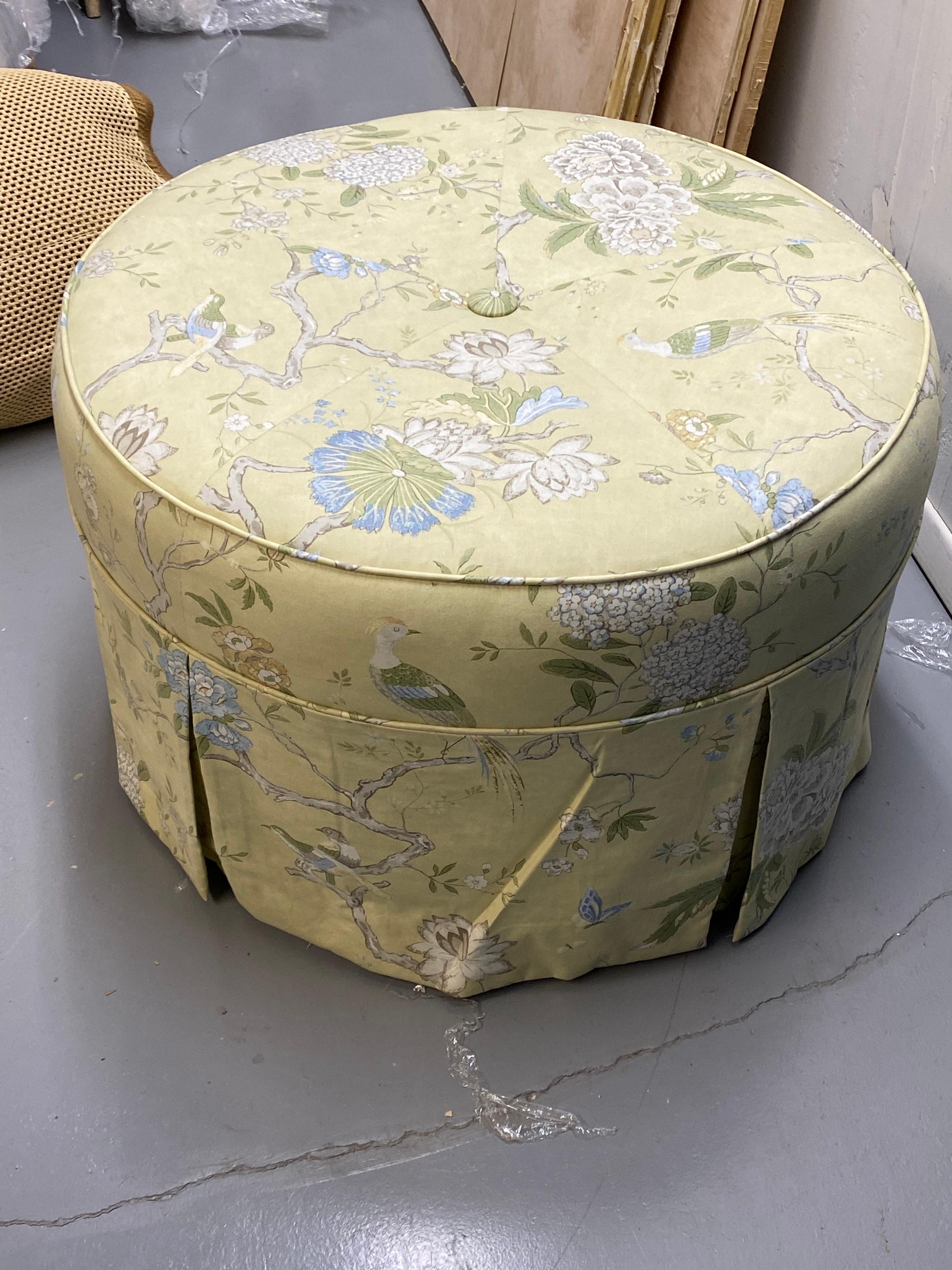 20th Century Round Upholstered Pouf Ottoman in Yellow Chinoiserie Cotton Fabric For Sale