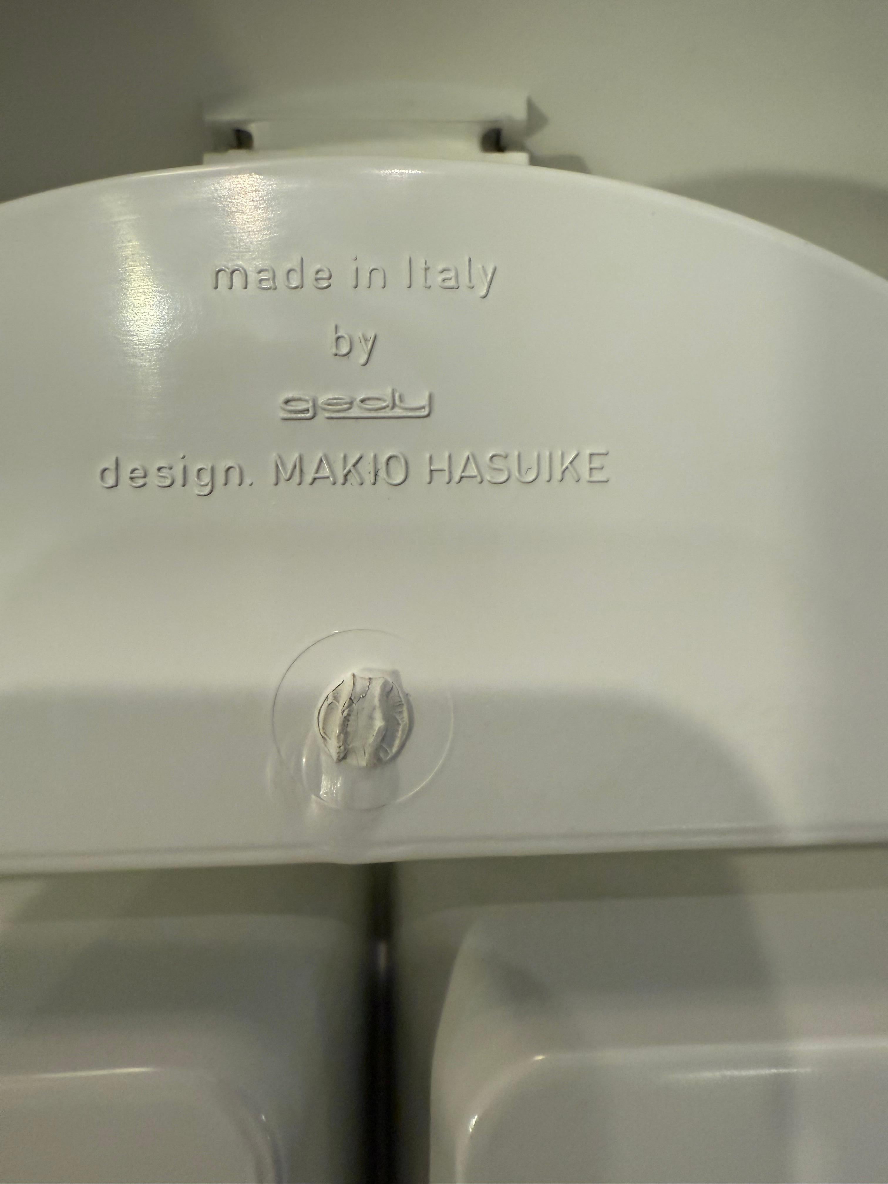 Quintessence du design fonctionnel italien des années 1970, ce coffret de toilette rond de Makio Hasuike pour AGE incarne le futurisme épuré et l'utilité minimaliste de l'ère spatiale. La forme circulaire s'ouvre pour révéler un intérieur à trois