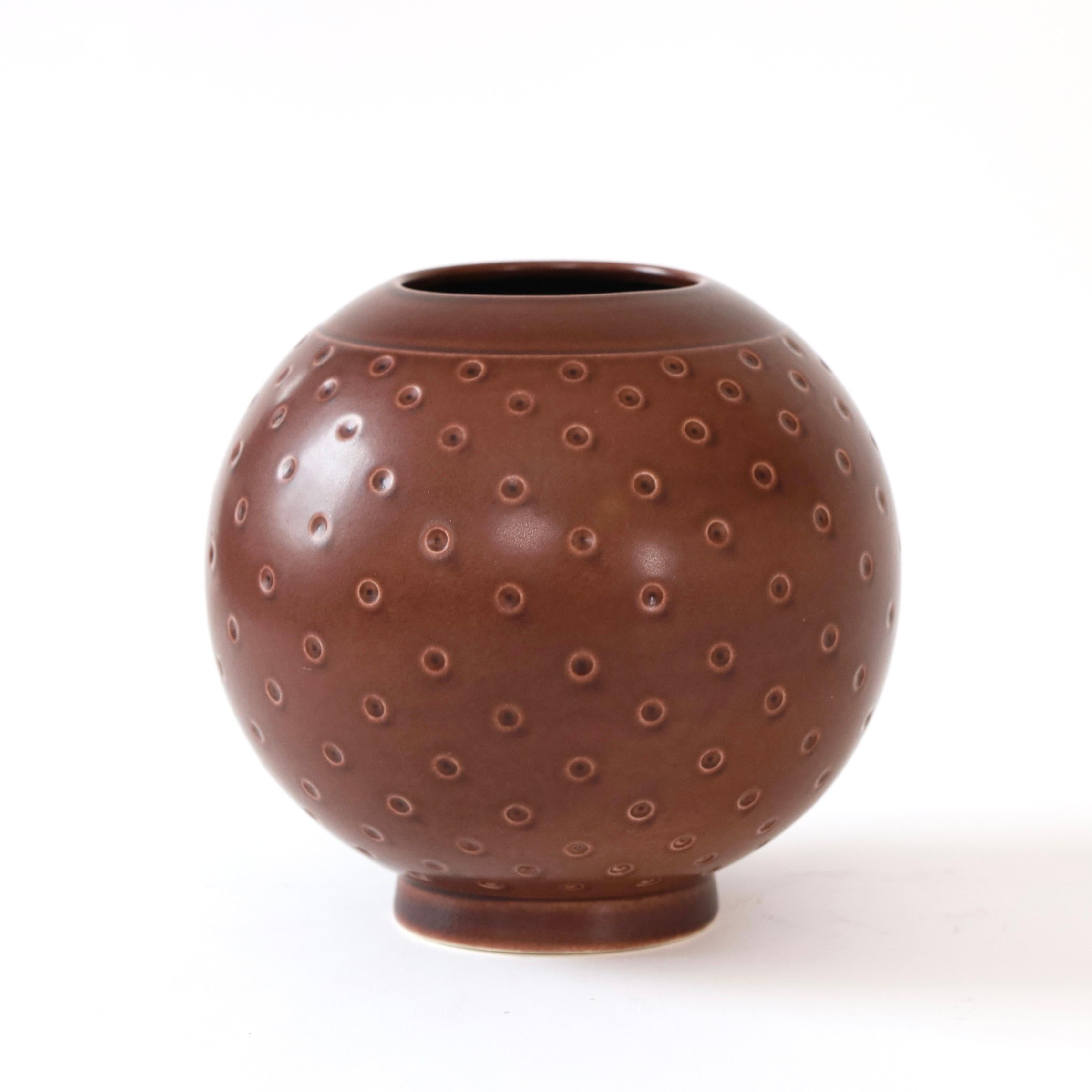 Vaso in ceramica disegnato da Nils Thorsson negli anni '30 come parte della serie Solbjerg per Alumina Denmark. Un bel pezzo per un posto bellissimo.

* Vaso in ceramica a forma di palla con puntini
* Designer: Nils Thorsson
* Stile: 1605 (serie