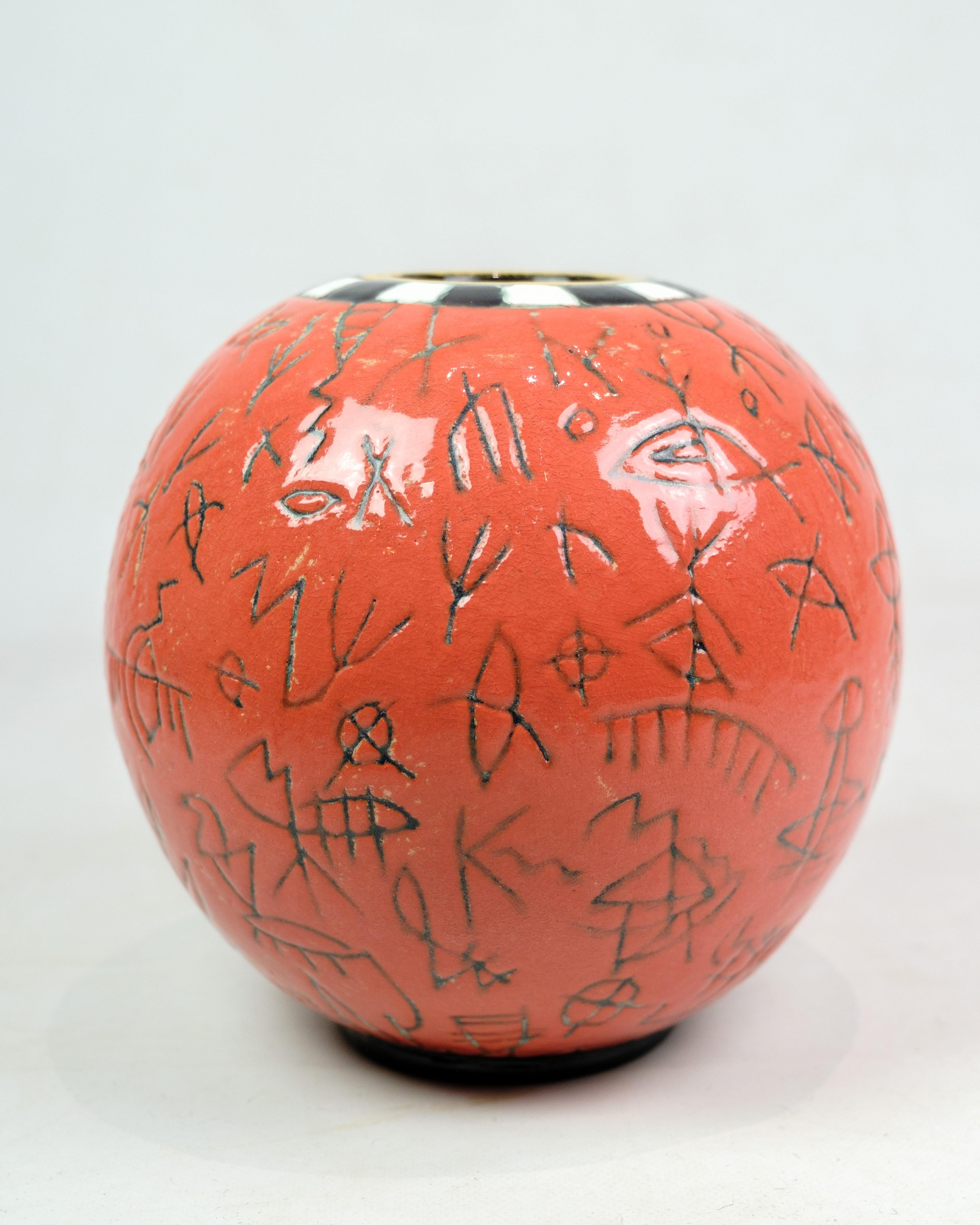 Die runde Vase von Lene Regius mit schwarz-weißem Deckel, orangefarbener Glasur und schwarzer Mustergravur aus den 1980er Jahren repräsentiert eine einzigartige Periode im Keramikdesign. Die Vase kombiniert verschiedene Farben und Muster zu einem