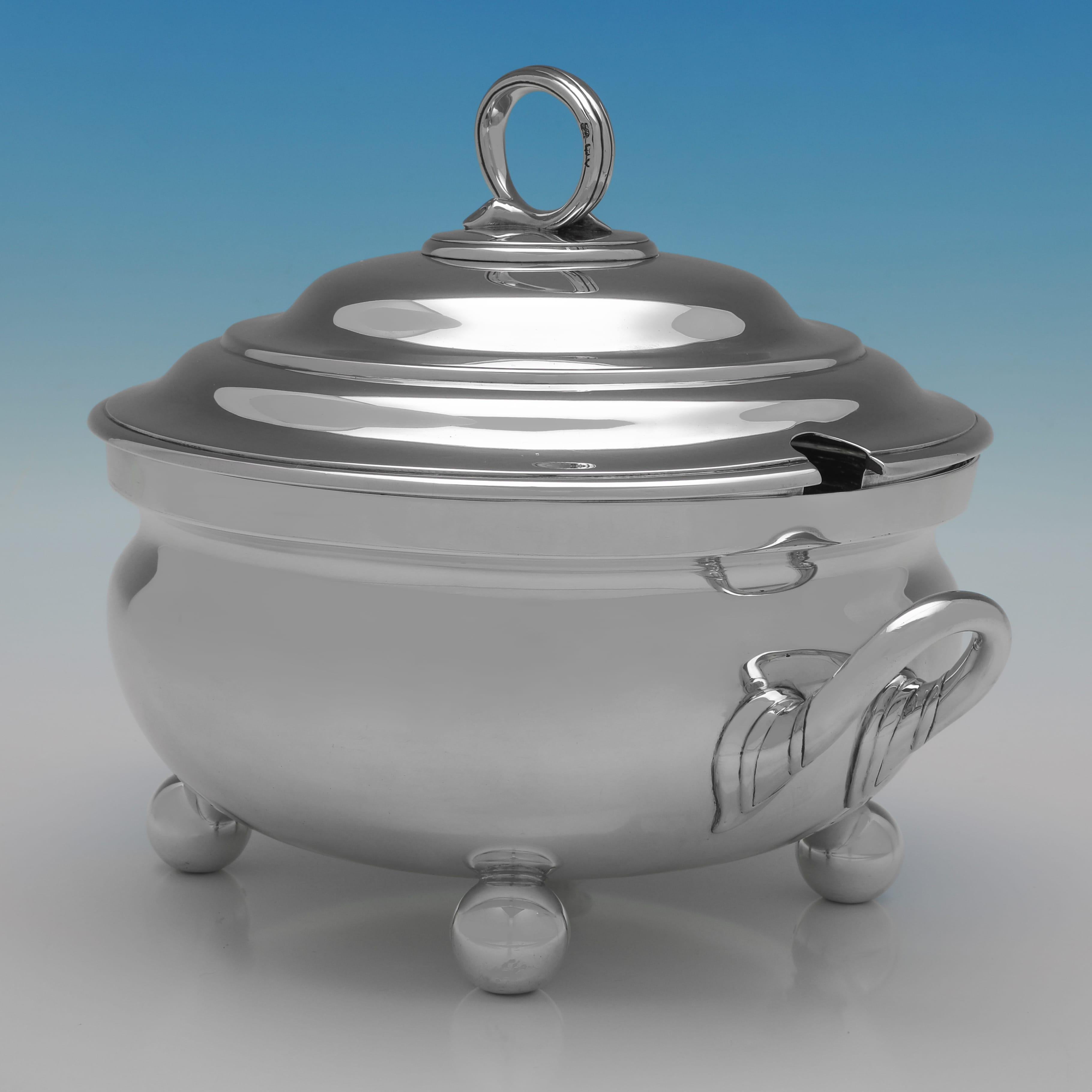 Marchiata a Londra nel 1892 da Aldwinckle & Slater, questa elegante zuppiera vittoriana in argento sterling ha una forma rotonda e un design semplice e poggia su 4 piedini a sfera. La zuppiera misura 8