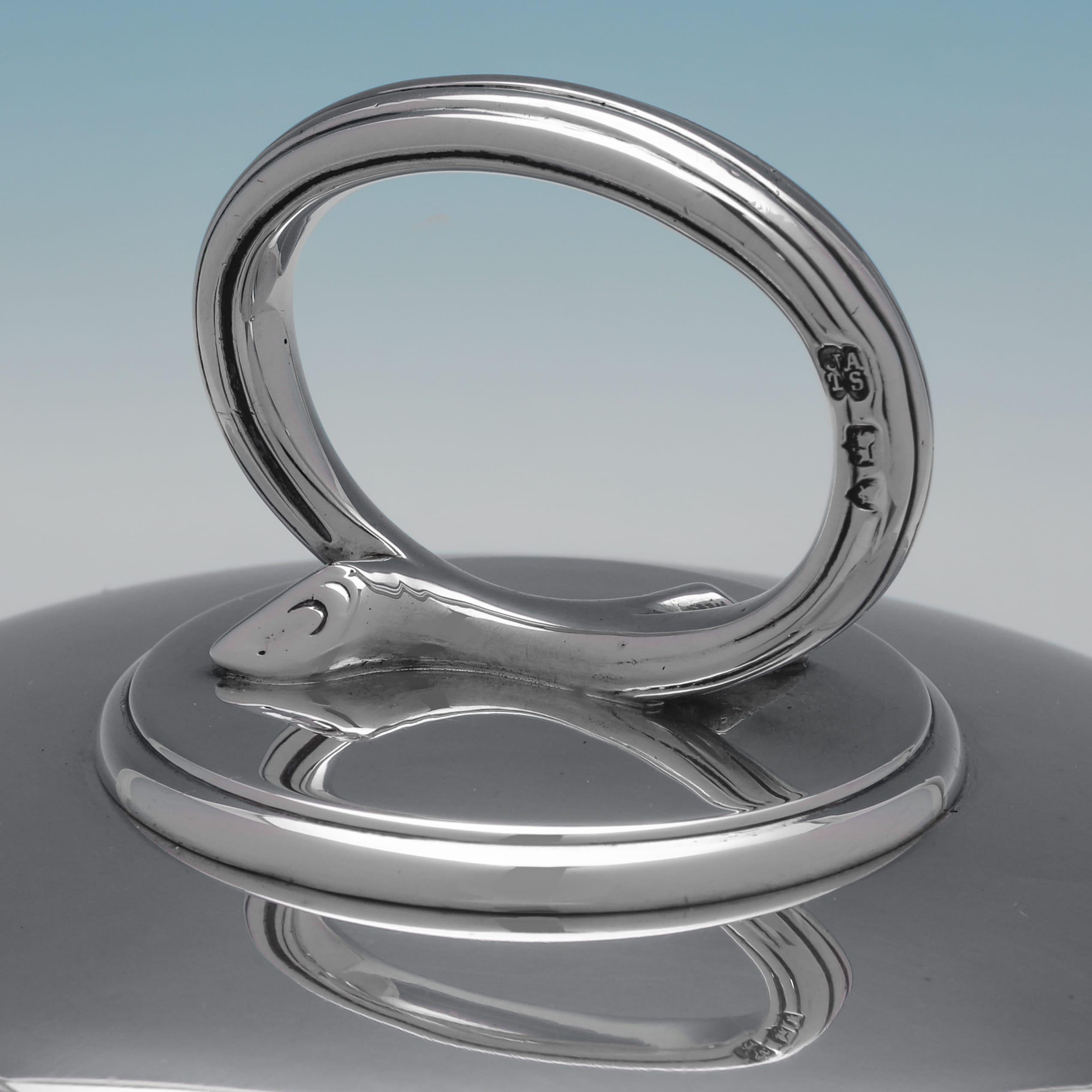 Inglese Zuppiera rotonda vittoriana in argento sterling realizzata a Londra nel 1892 in vendita