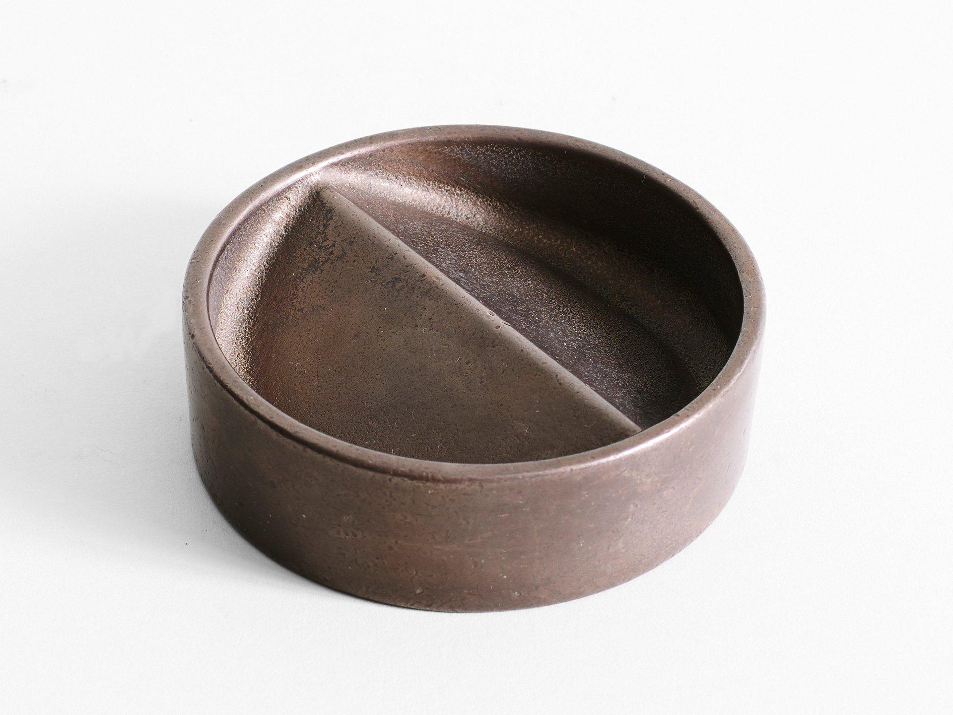 Vide Poche Rond by Henry Wilson
Dimensions: D 13 x H 4 cm
Materials: Bronze

Discard your day at the door. 

Your Vide Poche is designed with your loose-pocket items in mind – think keys, change and phone. It is made, polished and finished in