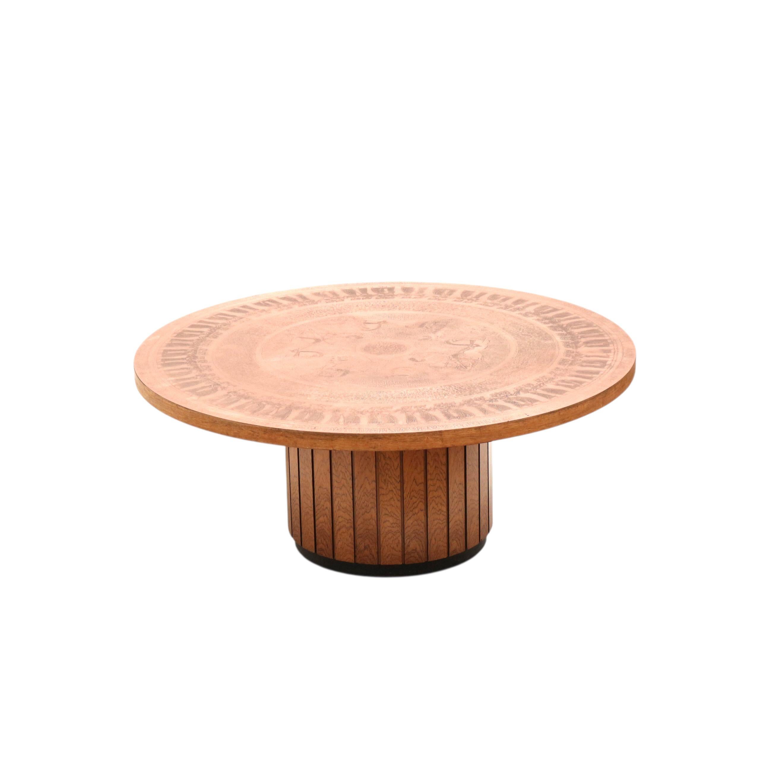 Round vintage Brutalist coffee table by VAD Trævarefabrik with a copper top In Good Condition For Sale In Breda, NB