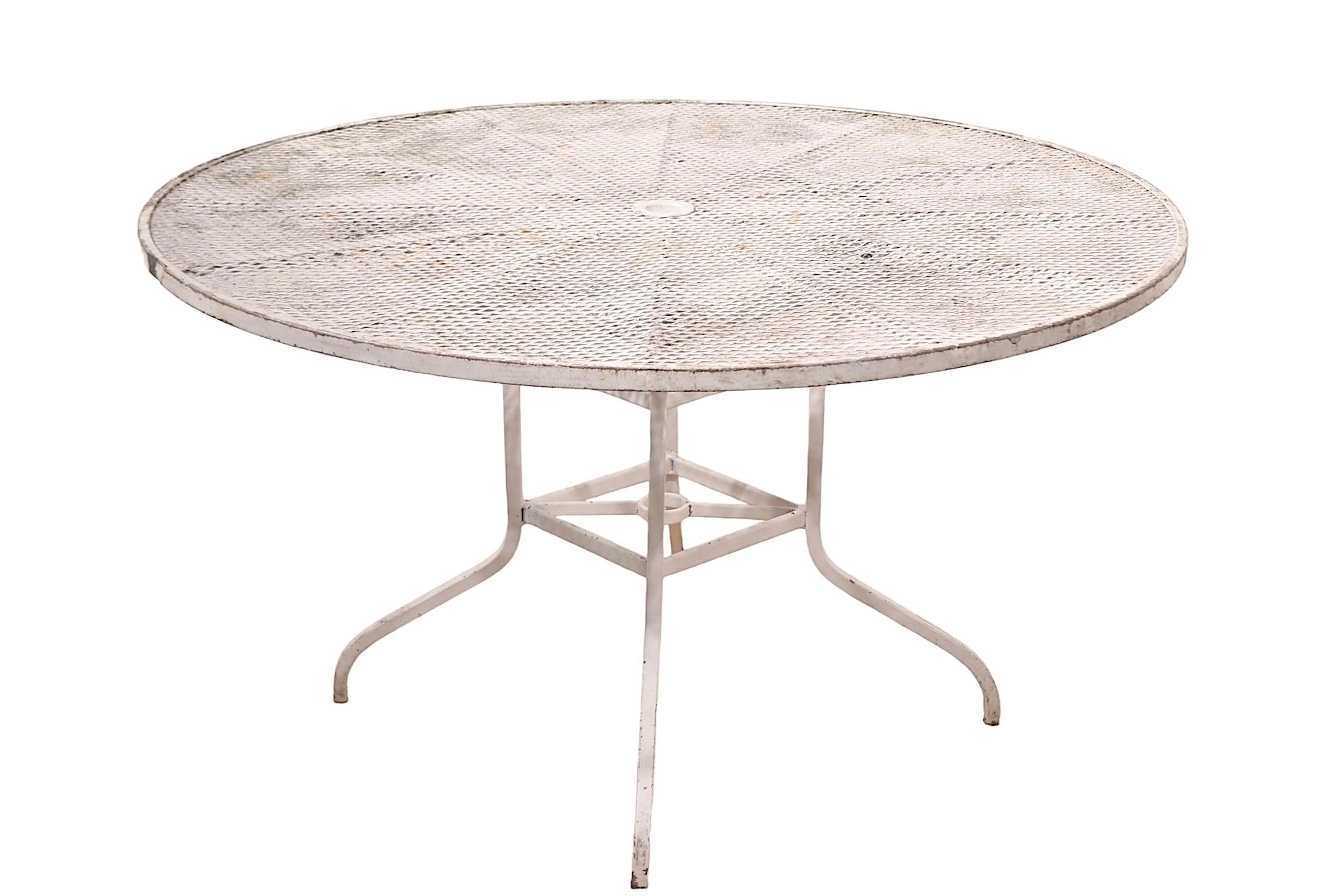 Américain Table de salle à manger ronde vintage pour jardin et patio en vente