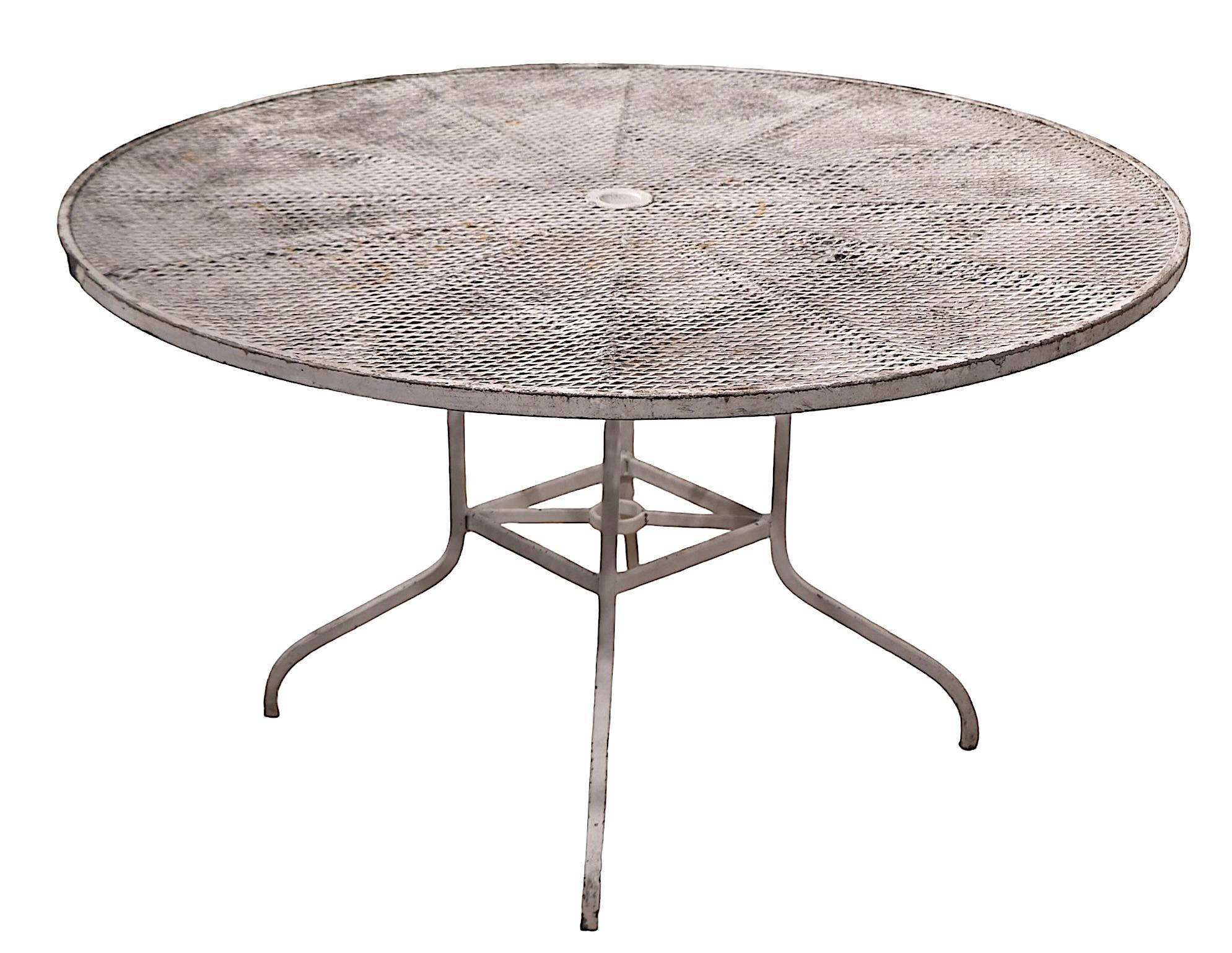 Table de salle à manger ronde vintage pour jardin et patio Bon état - En vente à New York, NY