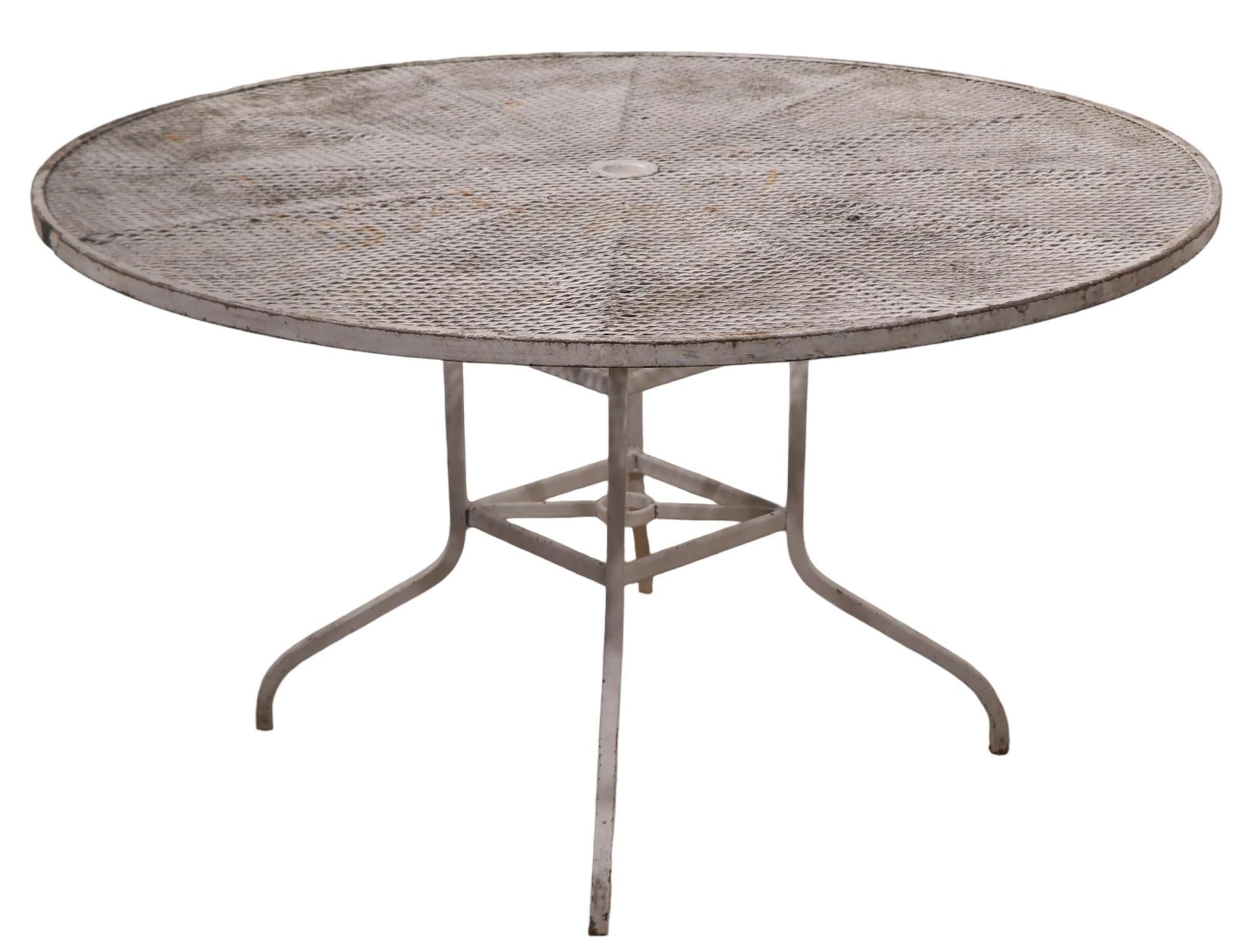 20ième siècle Table de salle à manger ronde vintage pour jardin et patio en vente