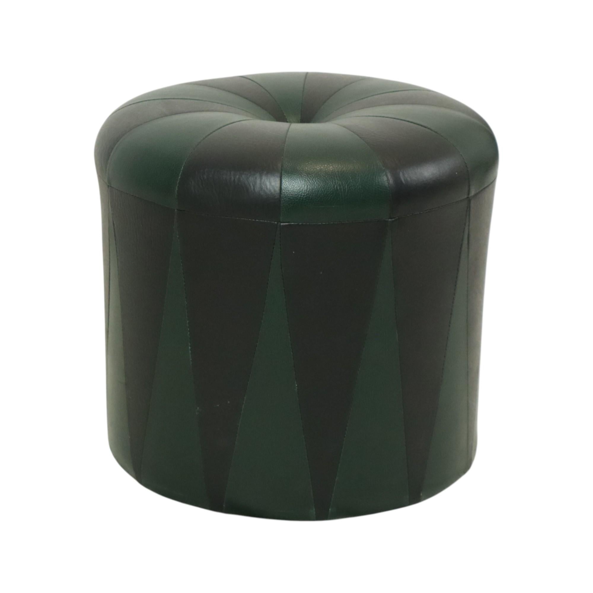 Pouf rotondo Greene & Greene & Greene nero bicolore Skai anni '60 in vendita 4