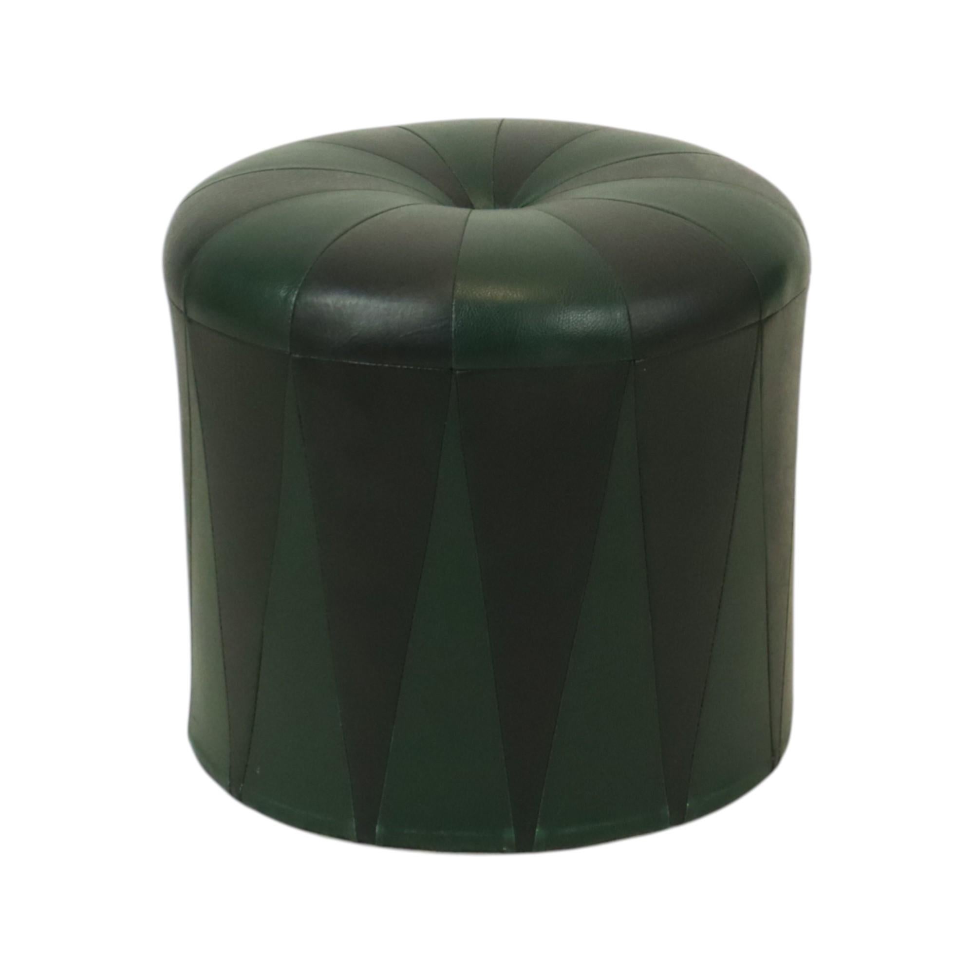 Pouf rotondo vintage in stile patchwork, realizzato con una base in legno e rivestito in ecopelle bicolore verde e nera di alta qualità, prodotto in Belgio intorno agli anni Sessanta.

Un pezzo caratteristico e autentico degli anni '60, questo pouf