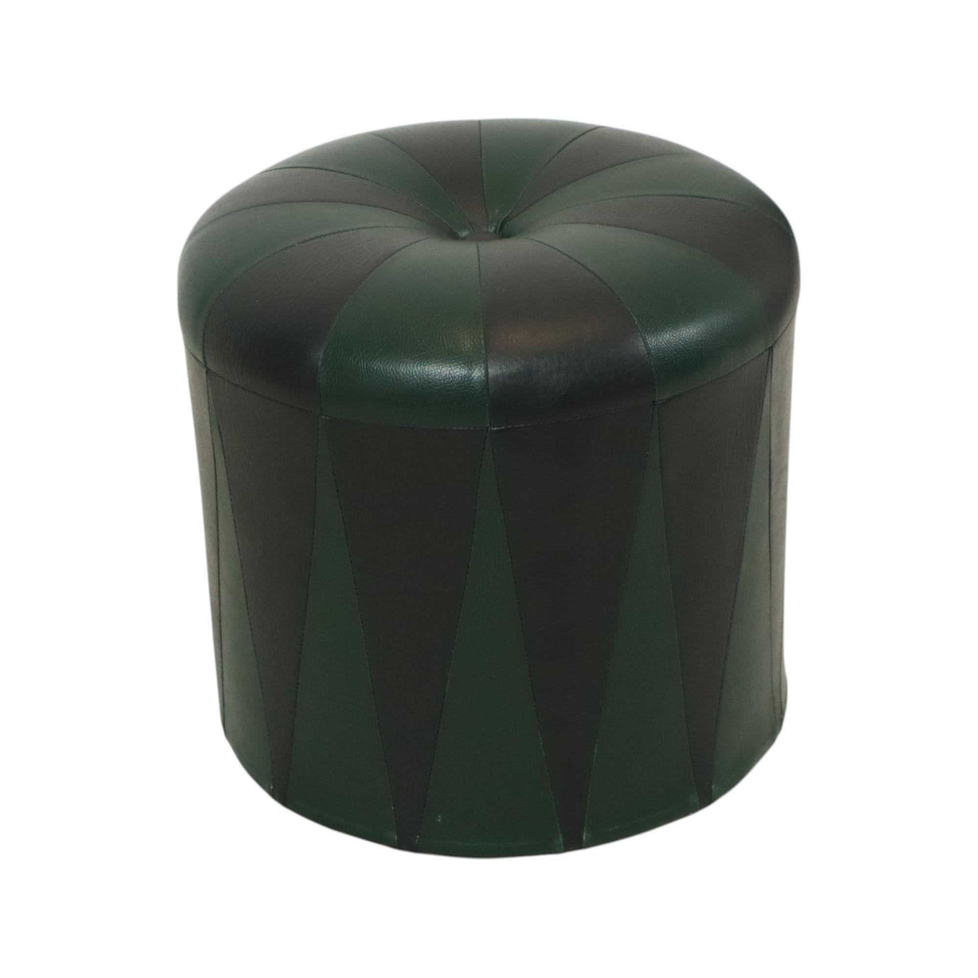 Belga Pouf rotondo Greene & Greene & Greene nero bicolore Skai anni '60 in vendita