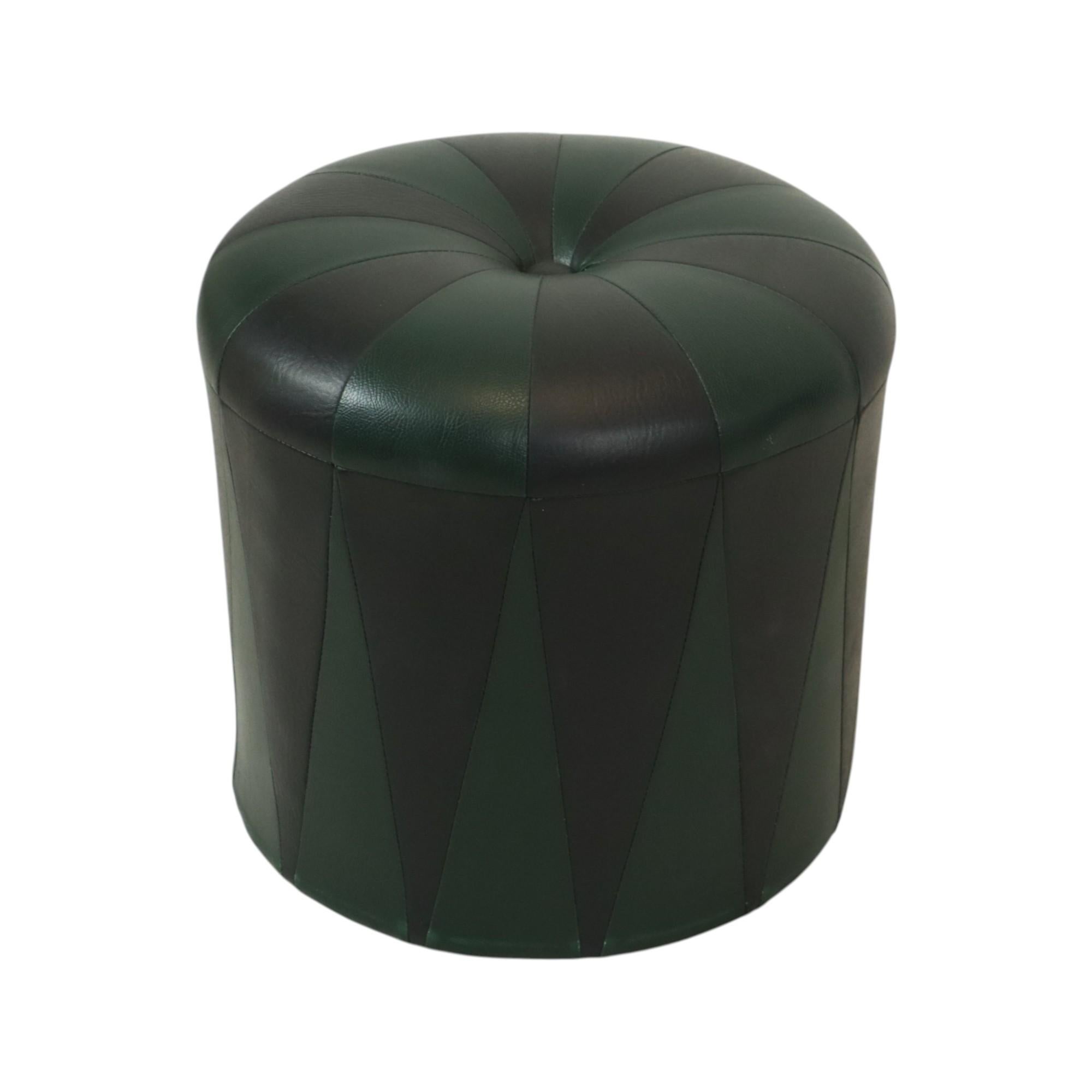 Pouf rotondo Greene & Greene & Greene nero bicolore Skai anni '60 In condizioni buone in vendita a Poperinge, BE