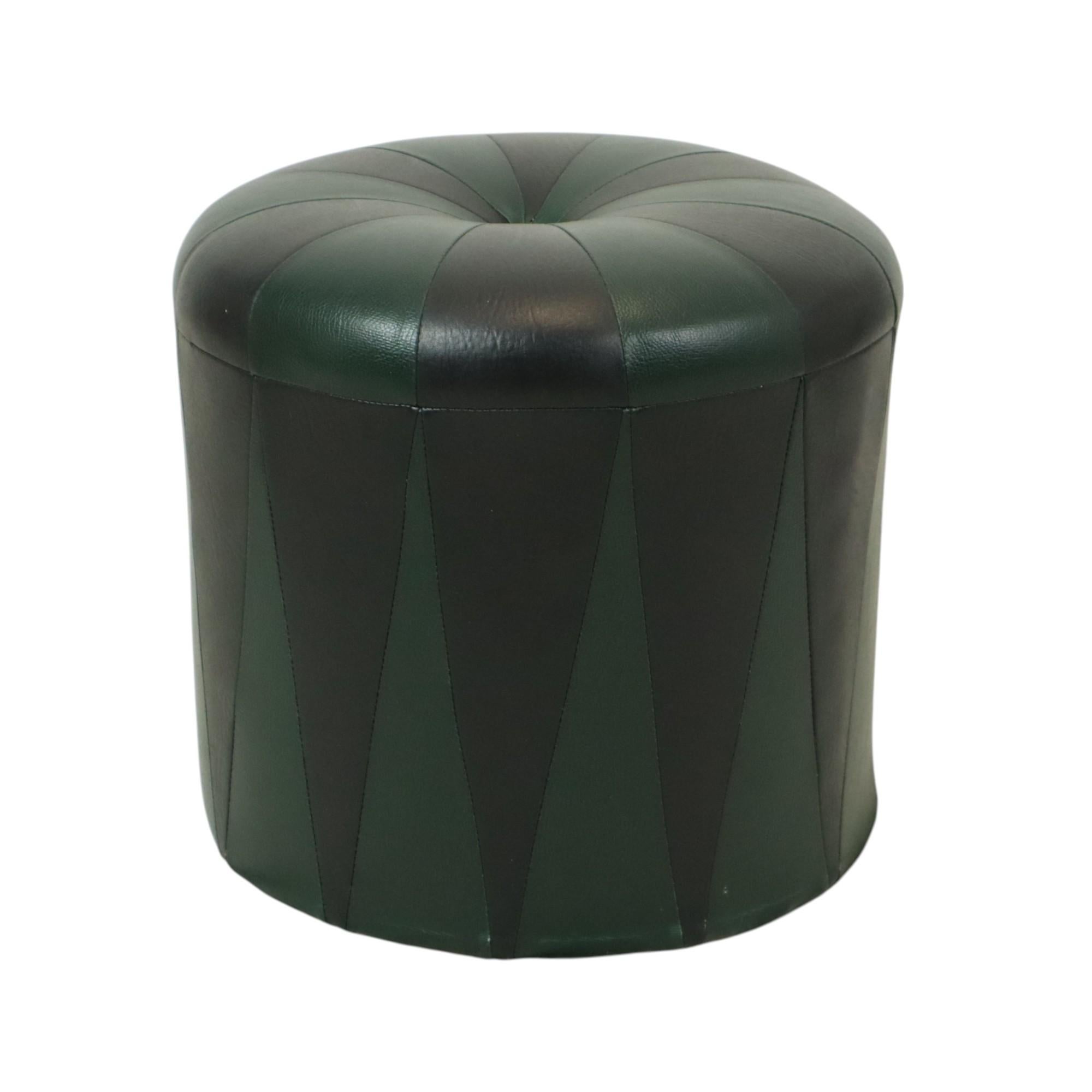 Materiale sintetico Pouf rotondo Greene & Greene & Greene nero bicolore Skai anni '60 in vendita