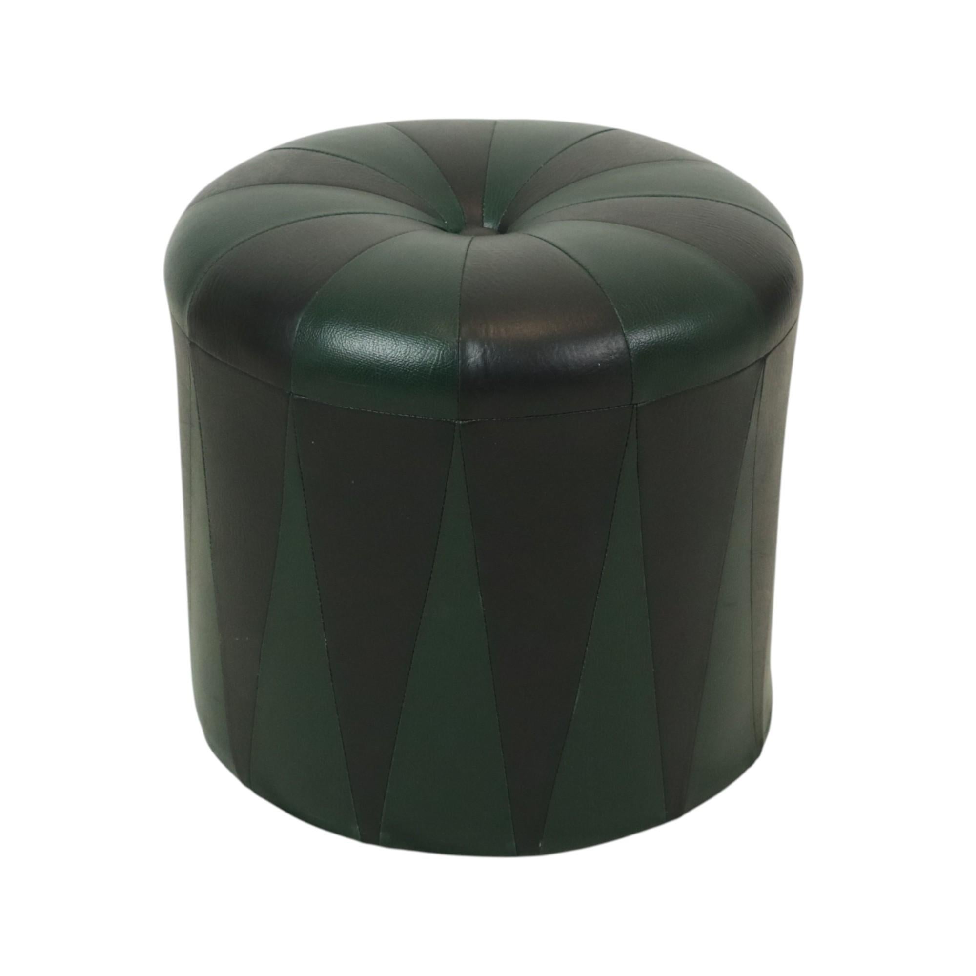 Pouf rotondo Greene & Greene & Greene nero bicolore Skai anni '60 in vendita 1