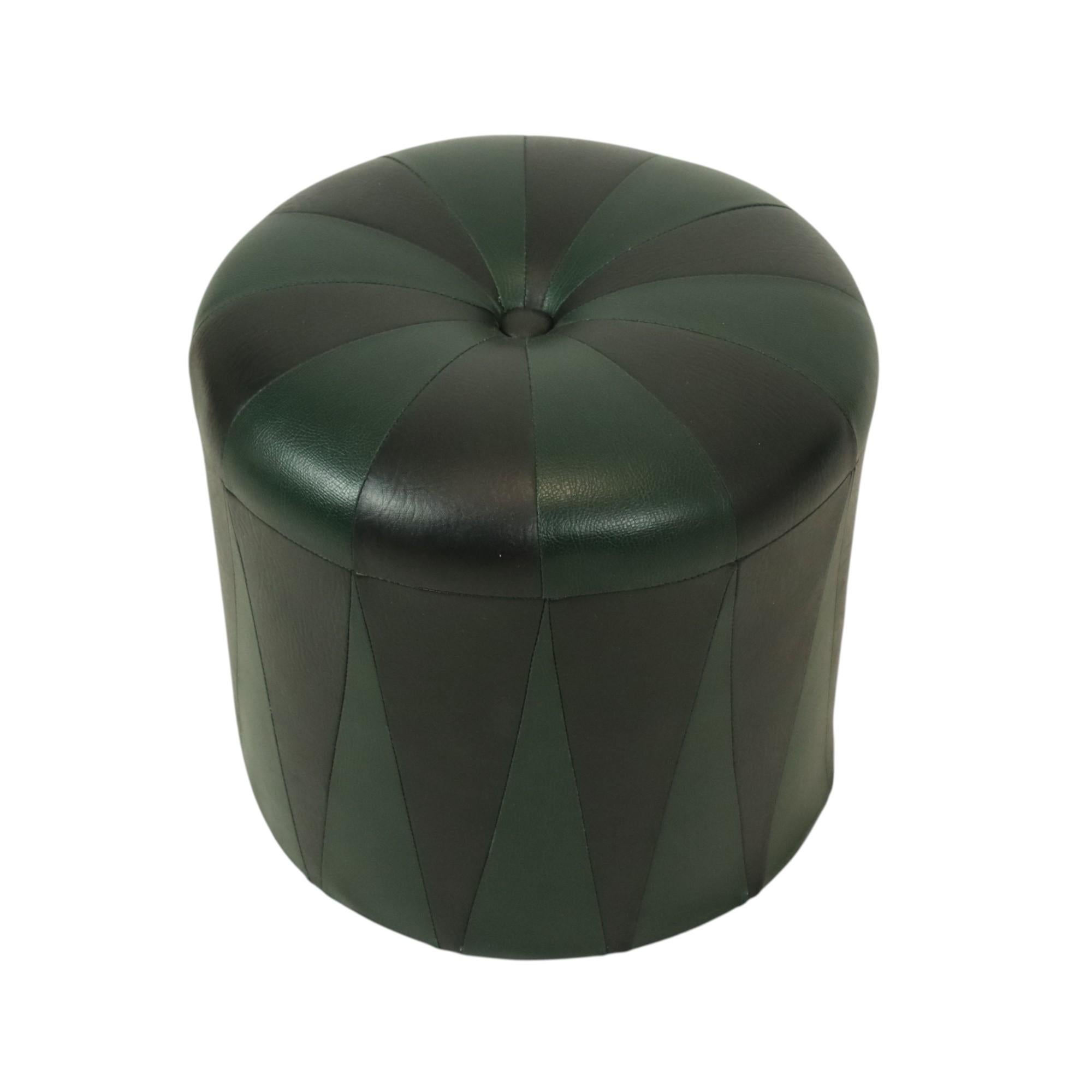 Pouf rotondo Greene & Greene & Greene nero bicolore Skai anni '60 in vendita 3