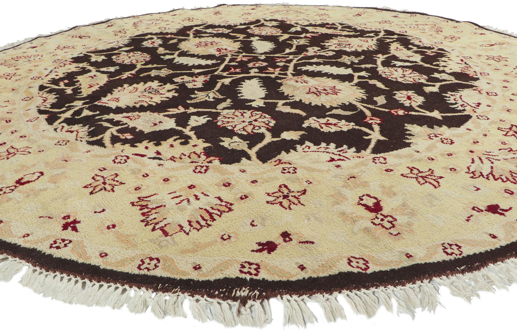 76922 Runder Teppich im persischen Vintage-Stil 08'00 x 08'01. Dekorative Details und mühelose Schönheit treffen in diesem handgeknüpften, runden indischen Teppich aus Wolle auf schräg-feminine Vibes und traditionellen persischen Stil. Im