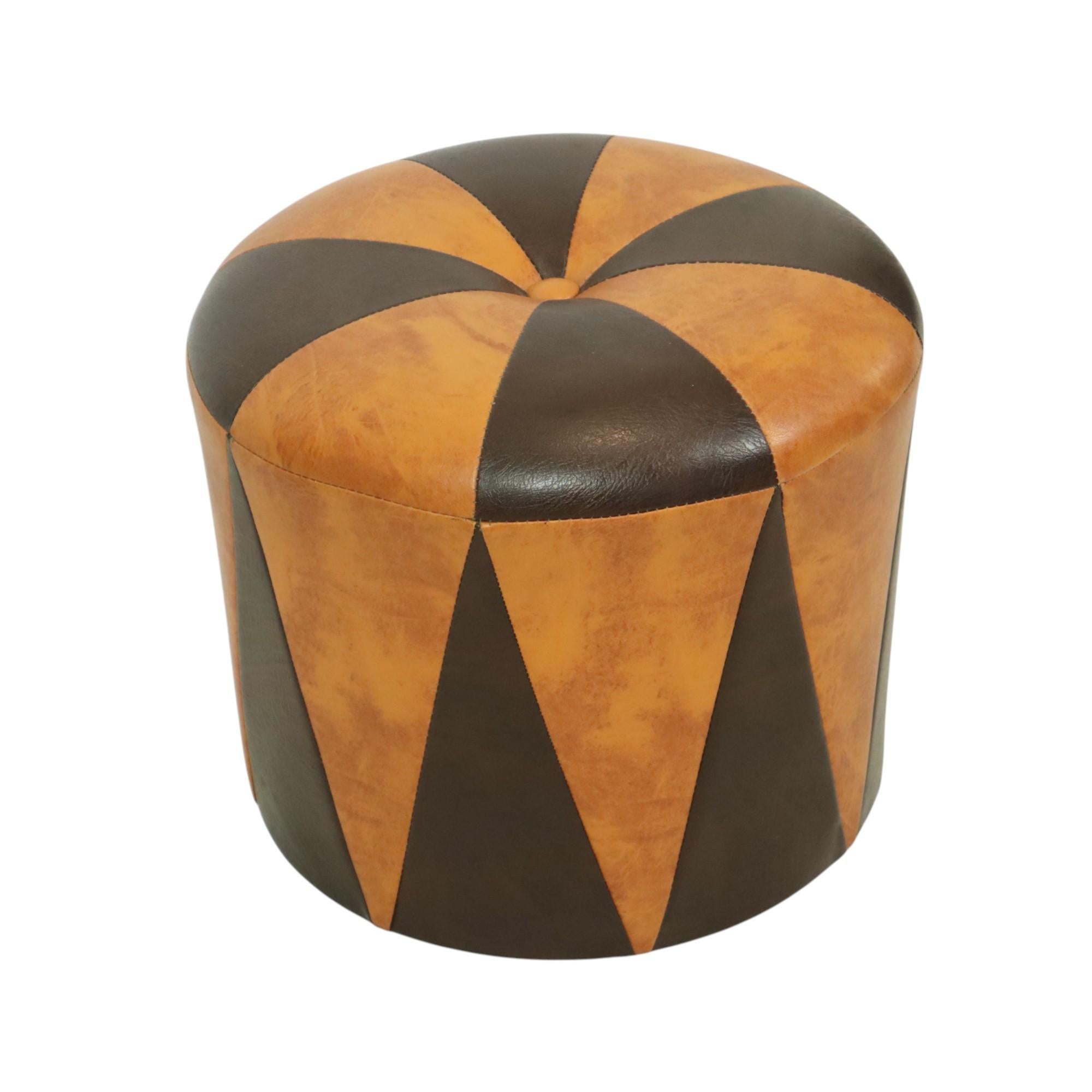Cooler runder Vintage-Ottoman im marokkanischen Patchwork-Stil, hergestellt aus einem Holzsockel und gepolstert mit hochwertigem zweifarbigem braunem und kamelfarbenem Kunstleder, hergestellt in Belgien um die 1960er Jahre.

Diese charaktervolle und