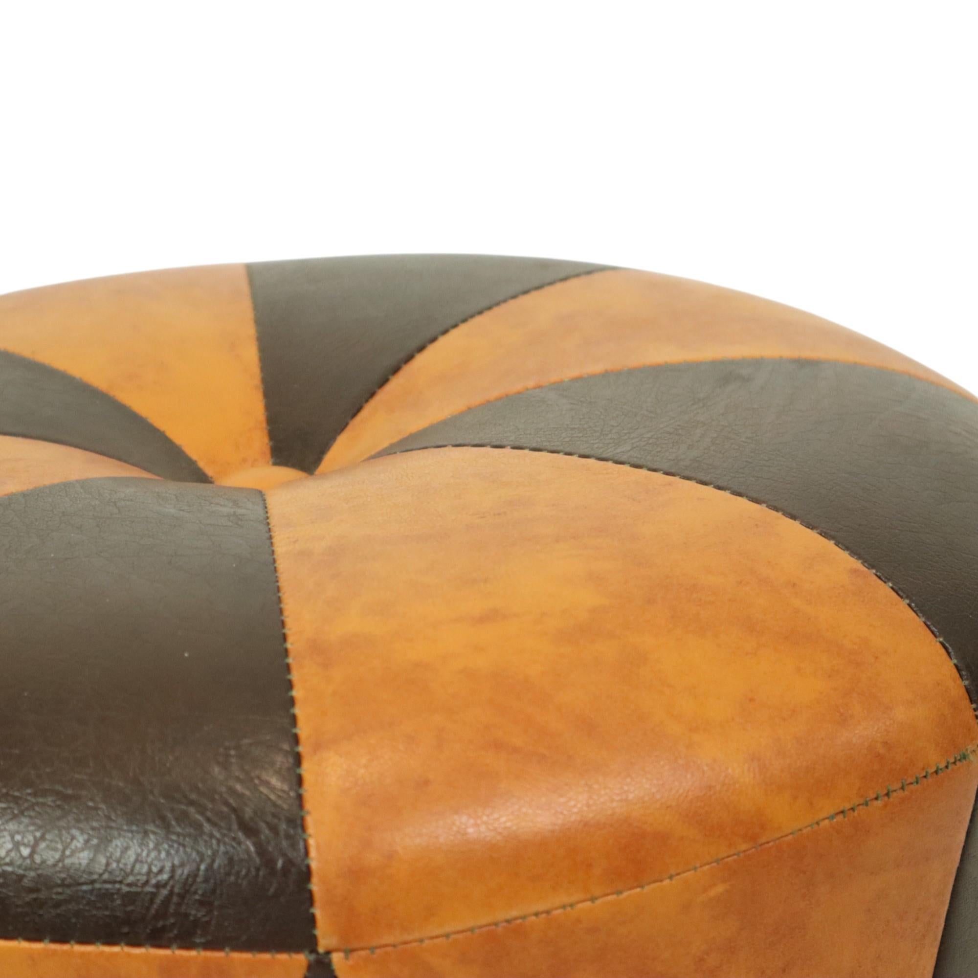 Runde Vintage Pouf Braun Kamel Zweifarbig Skai Sechziger Jahre (20. Jahrhundert) im Angebot