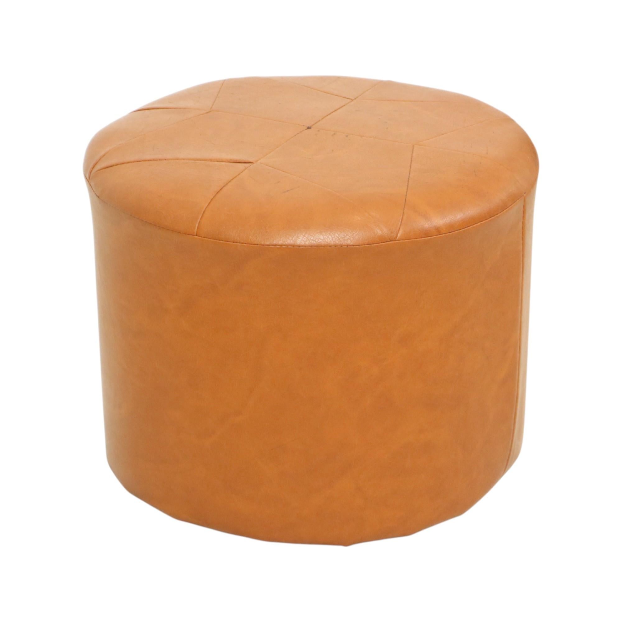 Runde Vintage Pouf Braun Skai Leder Sternmotiv Sechziger Jahre (Belgisch) im Angebot