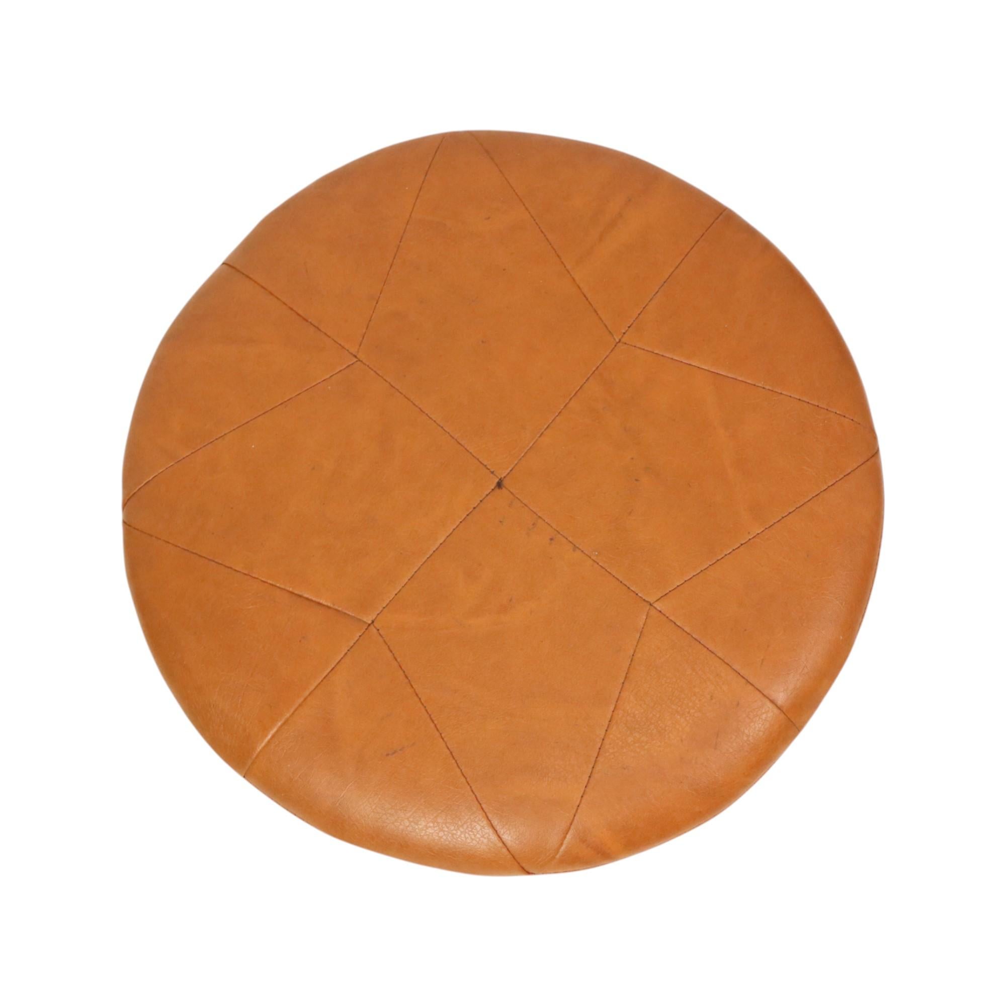 Runde Vintage Pouf Braun Skai Leder Sternmotiv Sechziger Jahre im Zustand „Gut“ im Angebot in Poperinge, BE