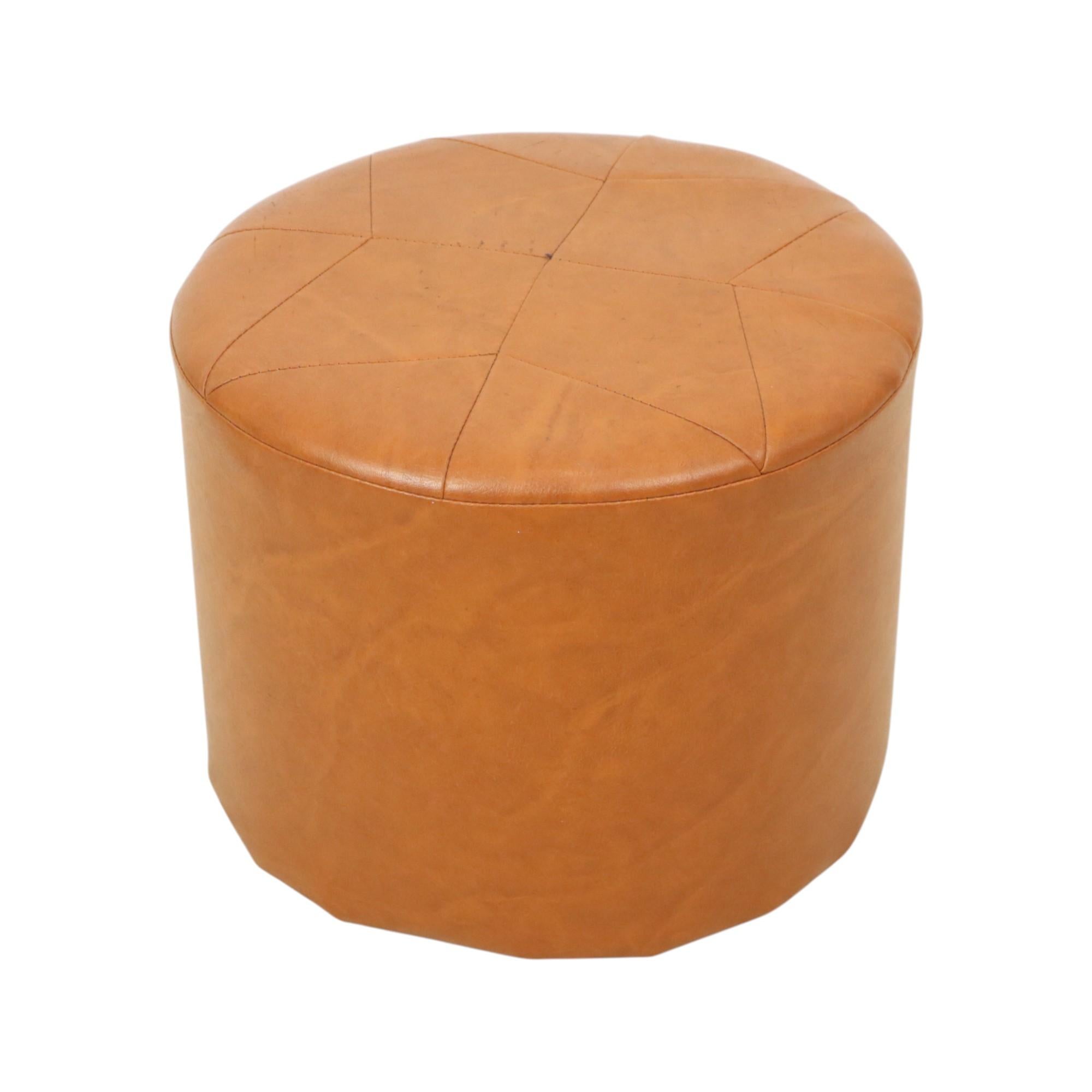 Runde Vintage Pouf Braun Skai Leder Sternmotiv Sechziger Jahre im Angebot 1