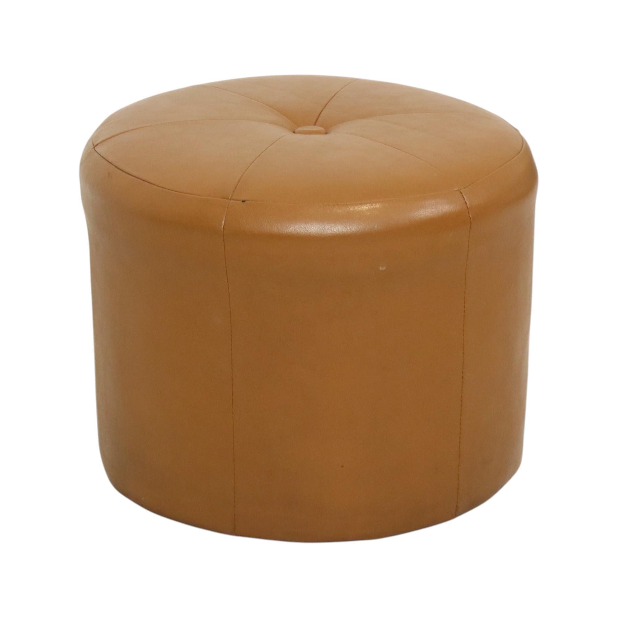 Belga Pouf rotondo vintage in ecopelle marrone cammello Skai in vendita