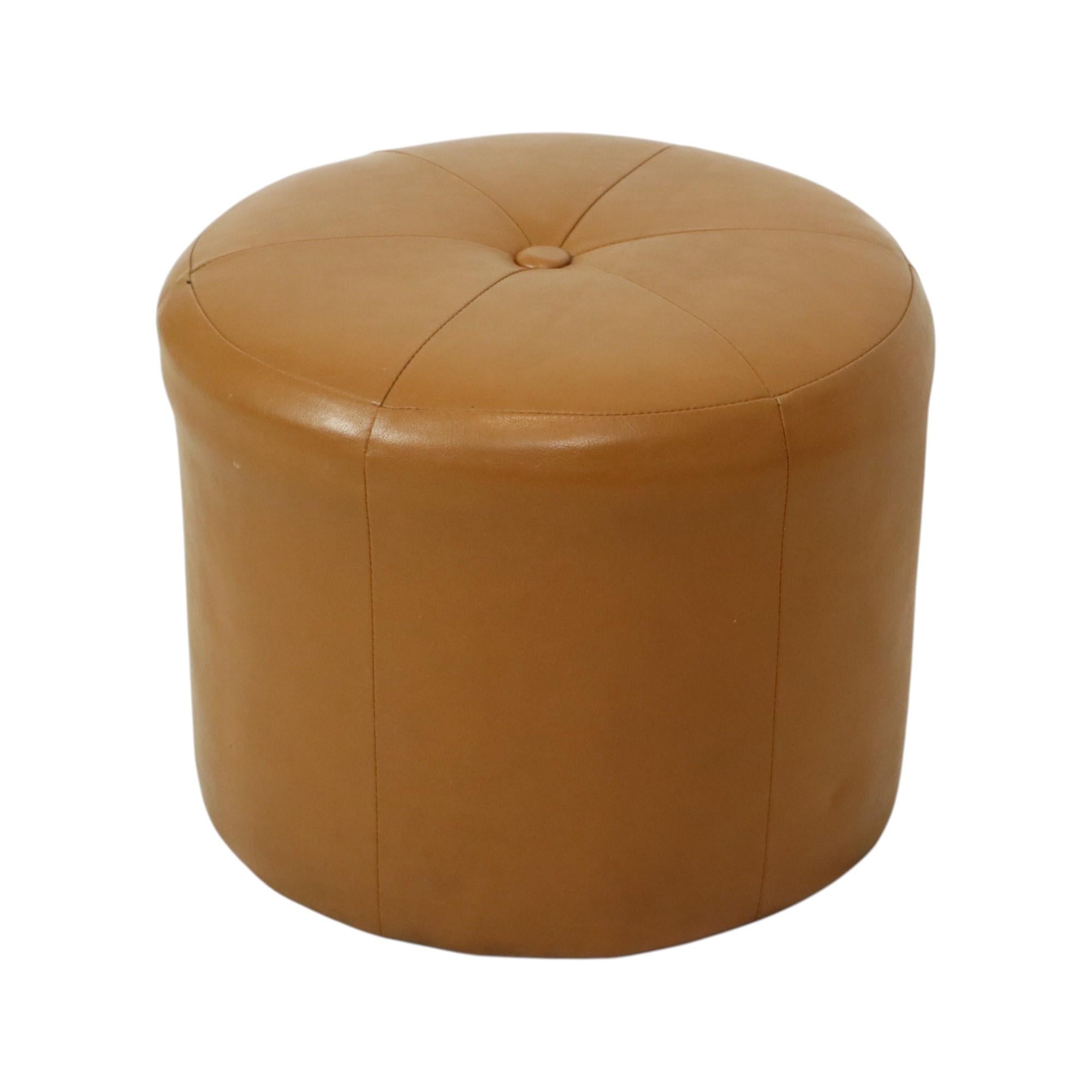 Pouf rotondo vintage in ecopelle marrone cammello Skai In condizioni discrete in vendita a Poperinge, BE