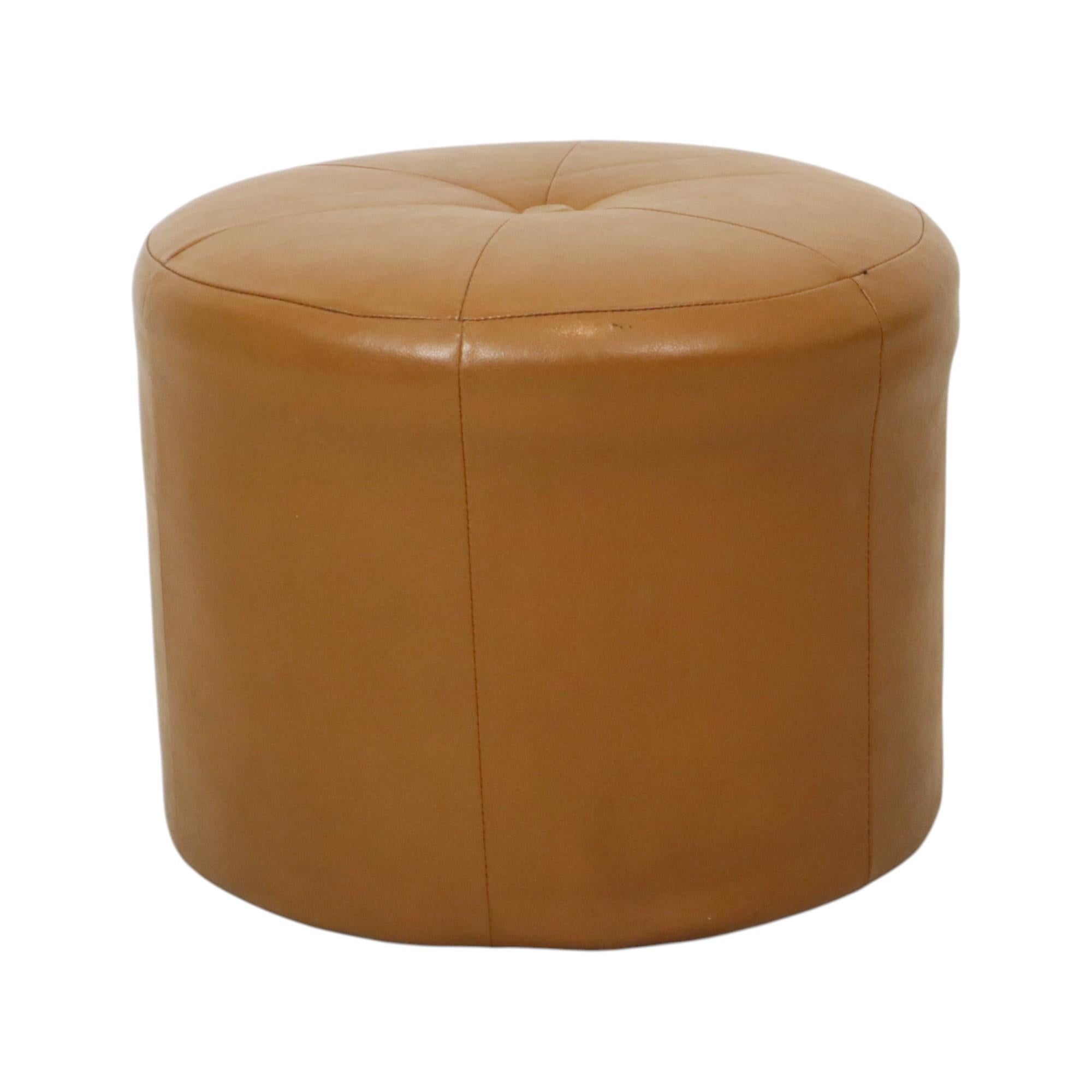 Materiale sintetico Pouf rotondo vintage in ecopelle marrone cammello Skai in vendita