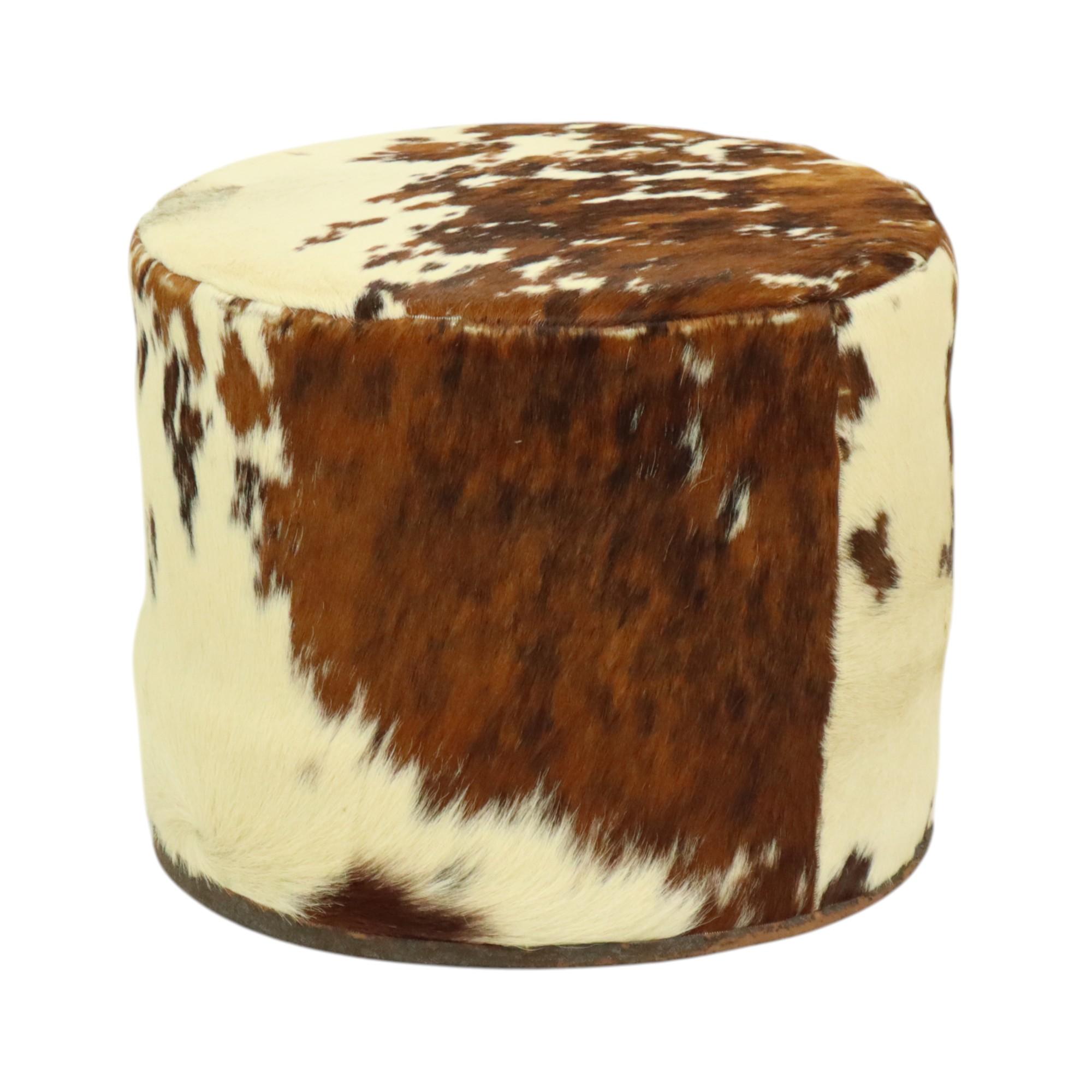 Ein schöner runder Ottoman im Vintage-Stil, gepolstert mit hochwertigem Rindsleder, ein authentisches Stück aus den 1960er Jahren.

Diese Ottomane ist in einem ausgezeichneten Vintage-Zustand mit altersgemäßen Gebrauchs- und Altersspuren. Es gibt