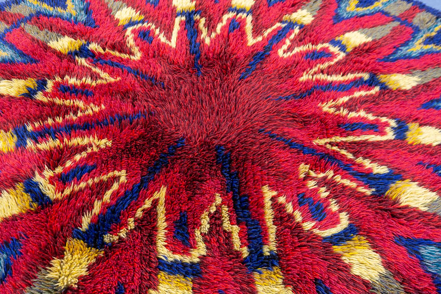 This is a round vintage “Rya” Swedish rug woven circa 1950 - 1970 and measures 173 x 173cm in size. This rug has what is known as a starburst design set on three layers giving it a unique 3D visual effect. This rug has been handwoven and retains its