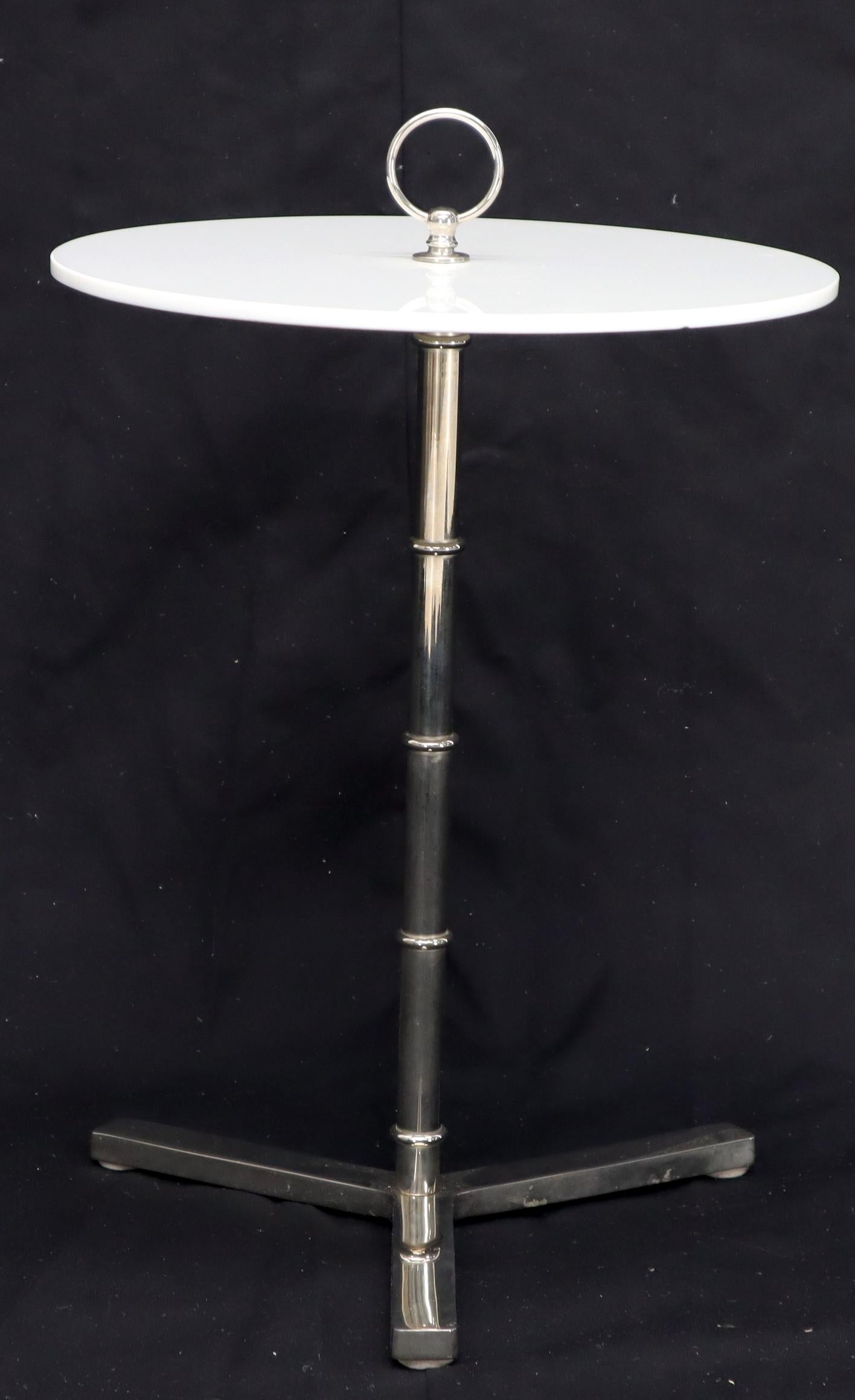 Mid-Century Modern Table d'appoint d'appoint ronde en verre Vitrolite avec plateau en chrome massif en vente