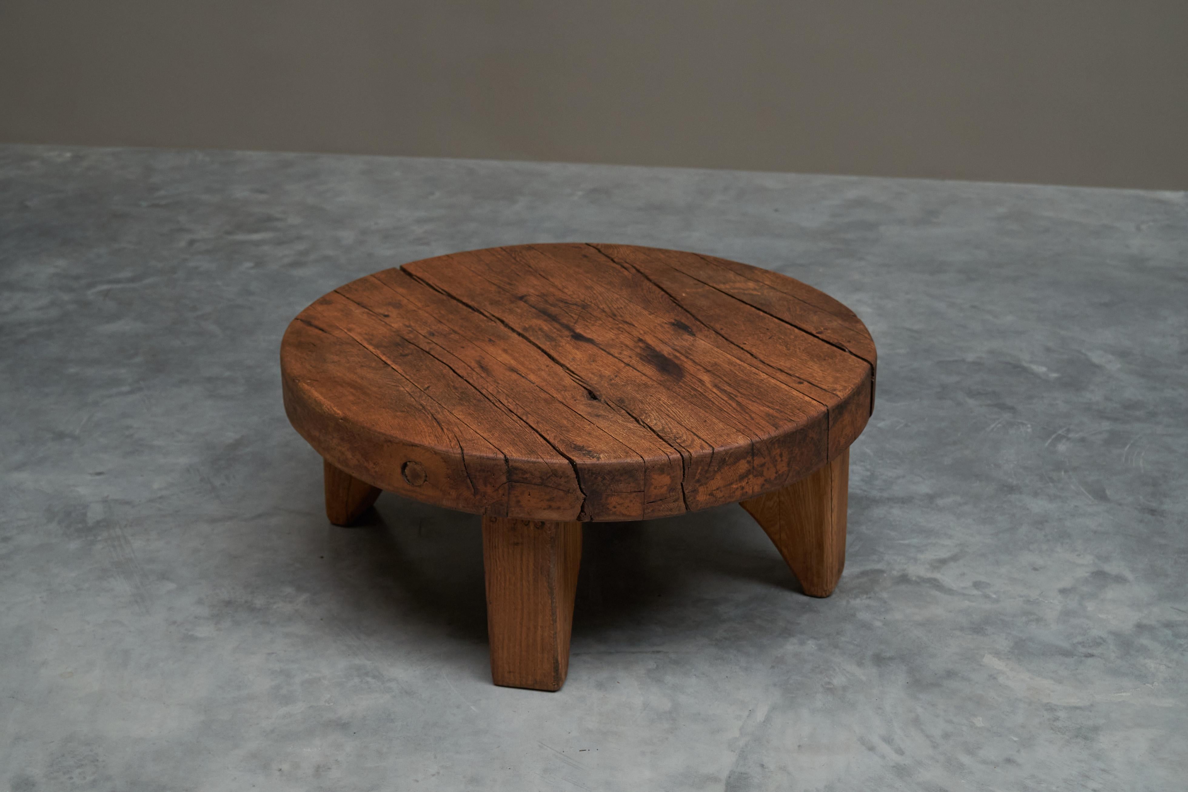 Round Wabi Sabi Coffee Table in Solid Oak 1960s In Good Condition For Sale In Meer, VAN
