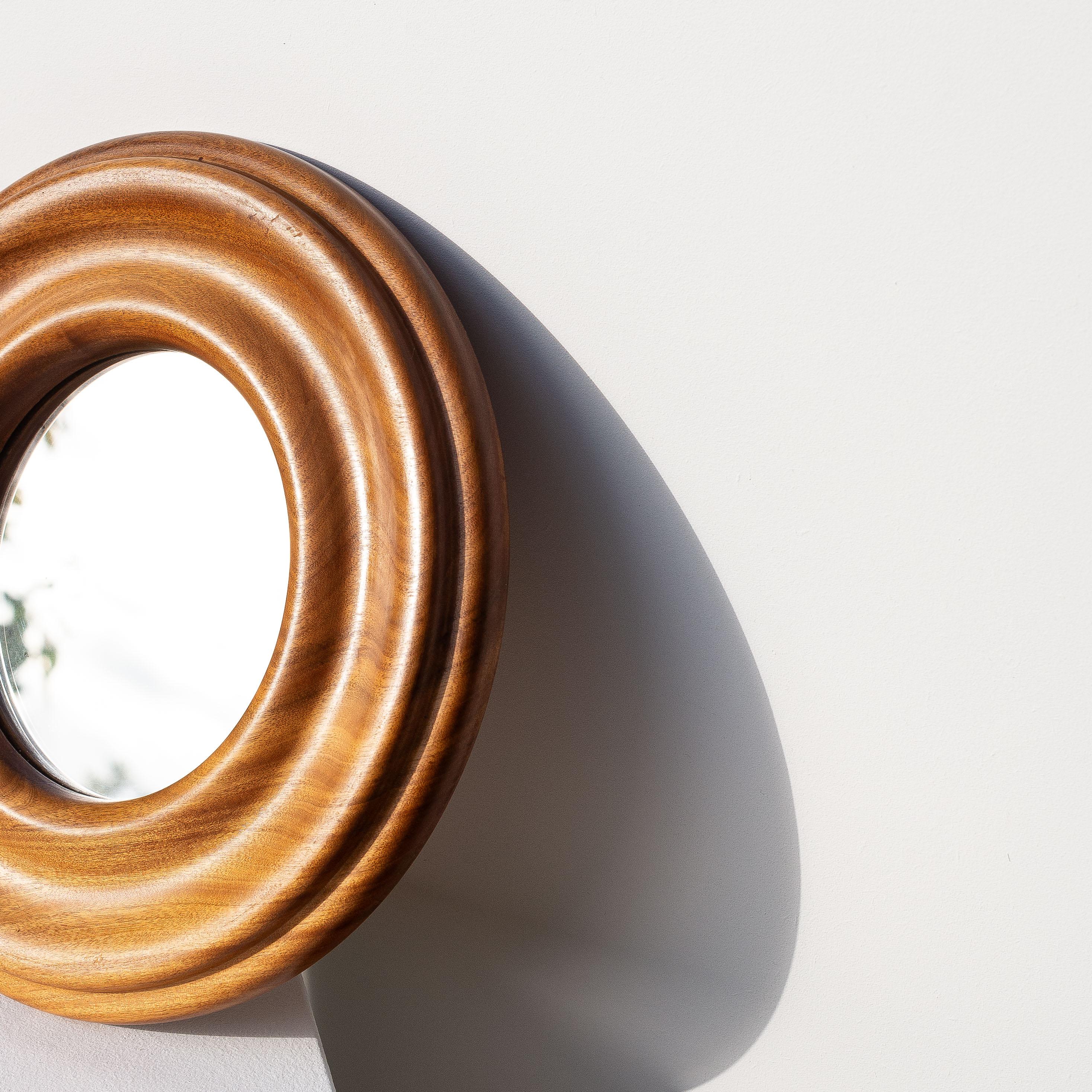 Miroir mural rond en bois d'orme, France, mi-siècle moderne en vente 2