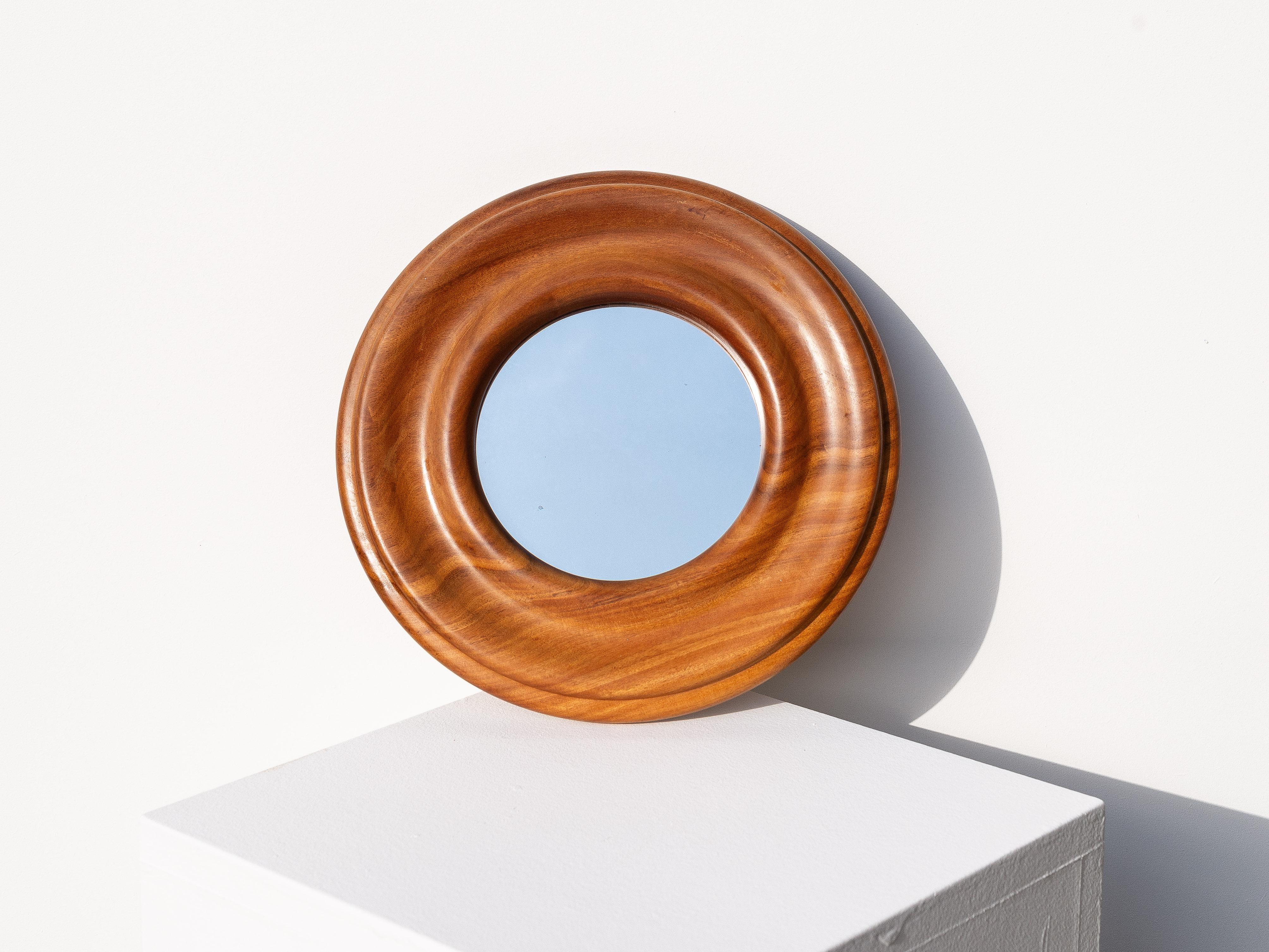 Miroir mural rond en bois d'orme, moderne du milieu du siècle, France.

Ce miroir rond des années 1960, fabriqué en bois d'orme, incarne un travail artisanal de qualité. Il a été sculpté à la main par un artisan français du nom de Jean-Marie Maurin