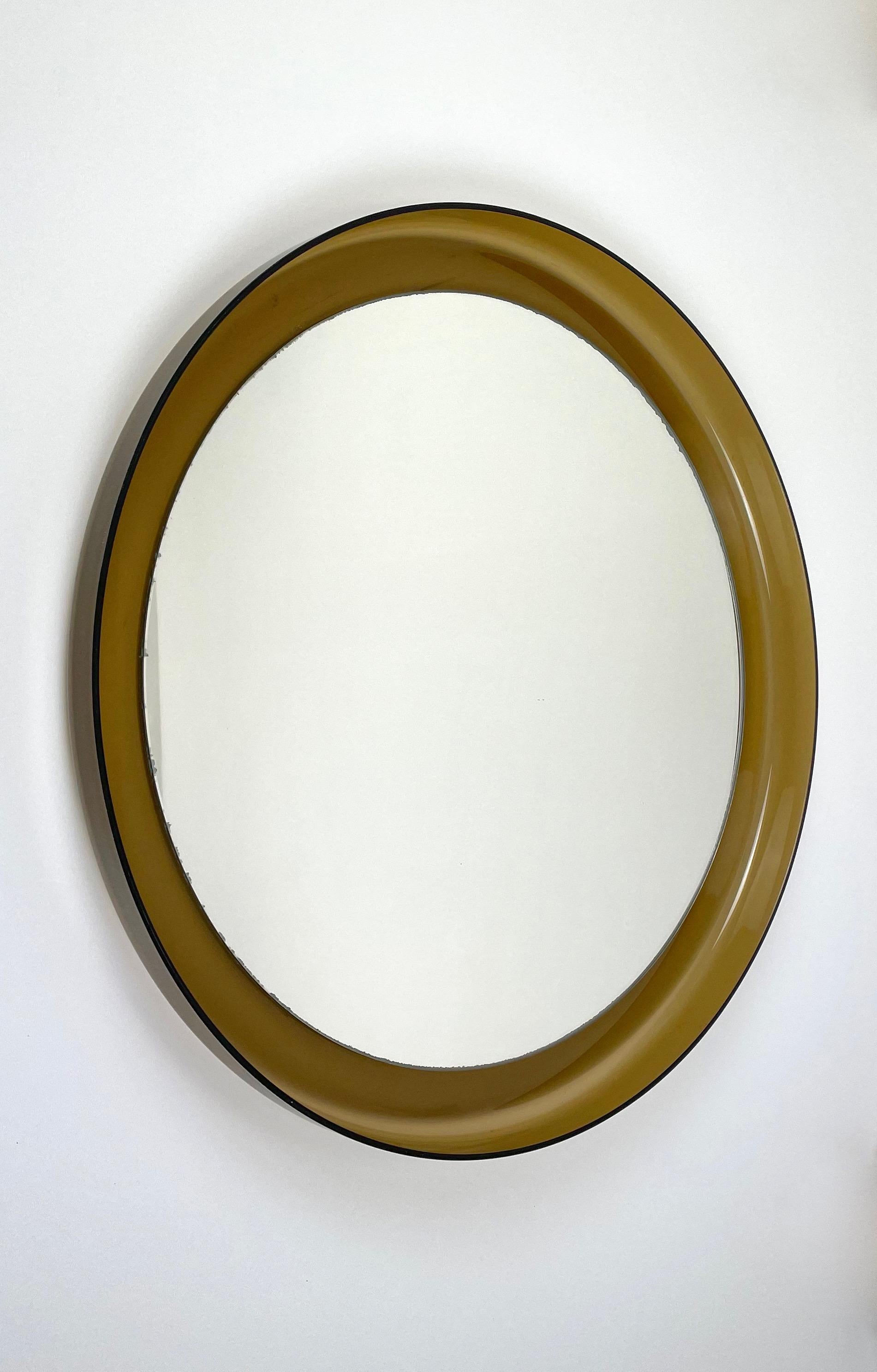 Mid-Century Modern Round Wall Mirror in Lucite Guzzini Style, Italy, 1970