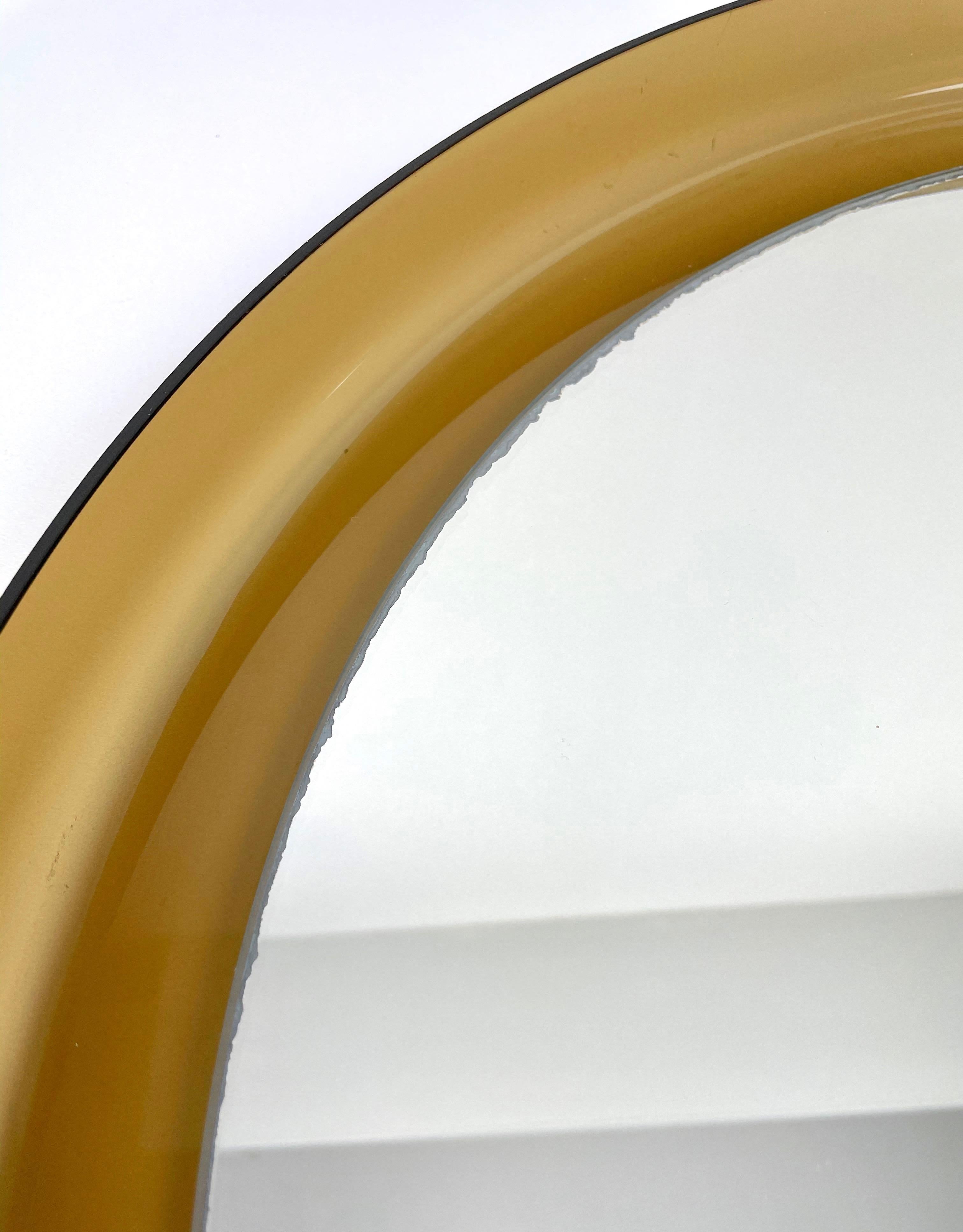 Round Wall Mirror in Lucite Guzzini Style, Italy, 1970 In Good Condition In Rome, IT