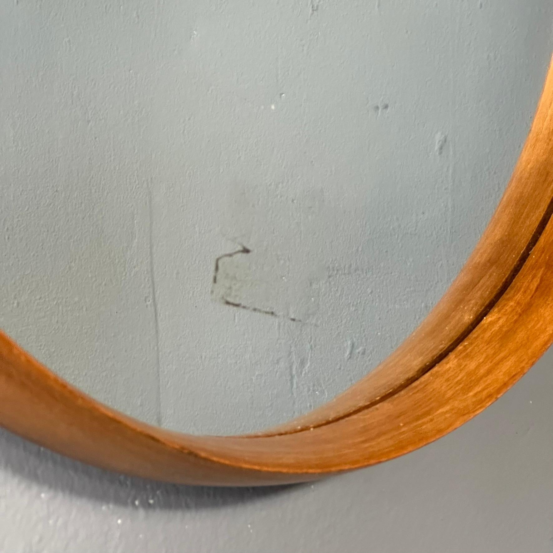 Specchio da parete rotondo con cornice in teak chiaro, gancio in pelle da appendere 1960 Italiano in vendita 4