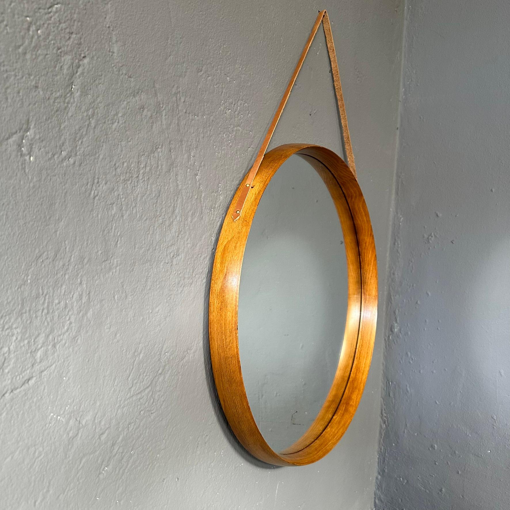 Mid-Century moderno Specchio da parete rotondo con cornice in teak chiaro, gancio in pelle da appendere 1960 Italiano in vendita